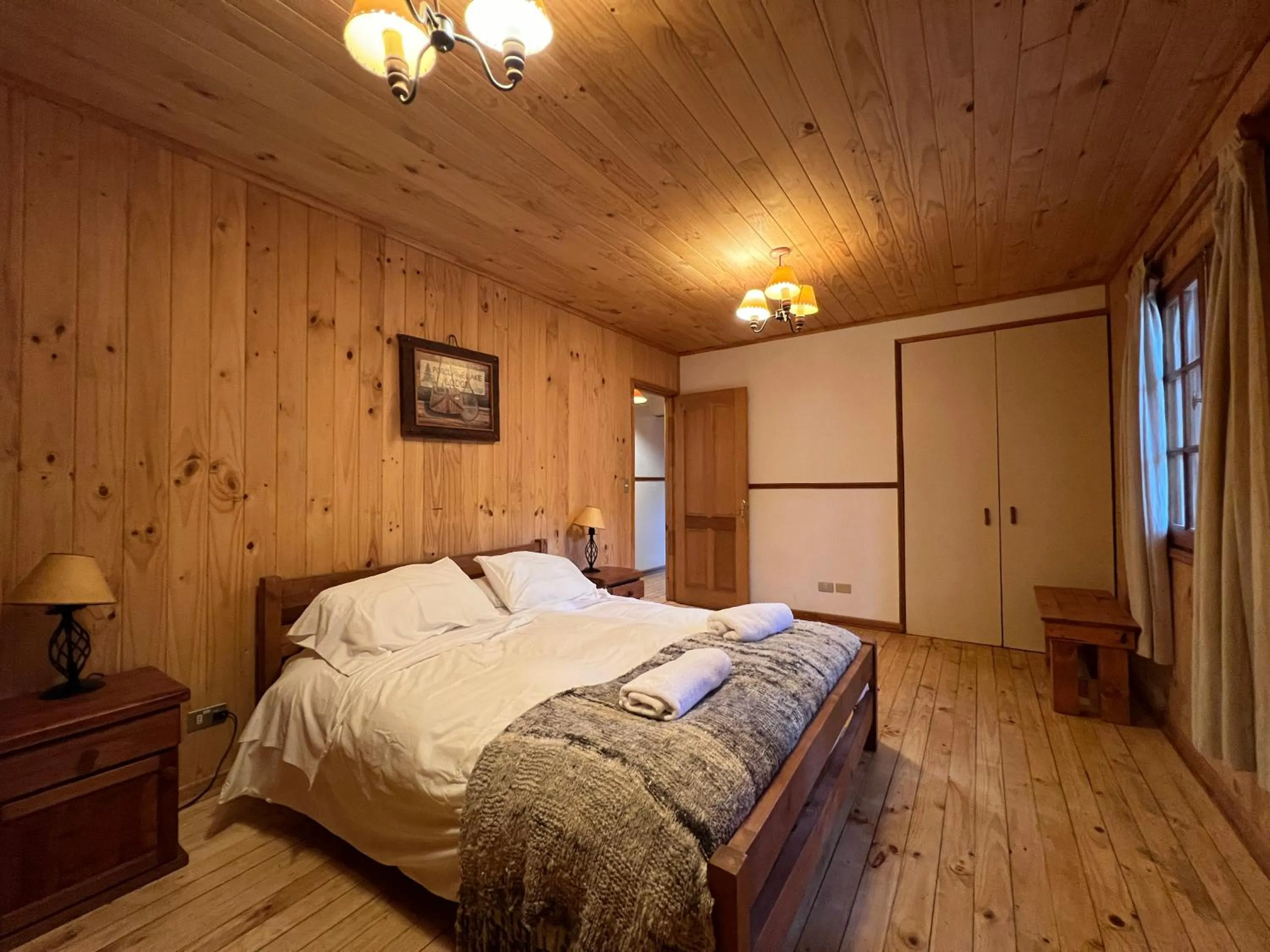 Bedroom, Bed in Green Baker Lodge