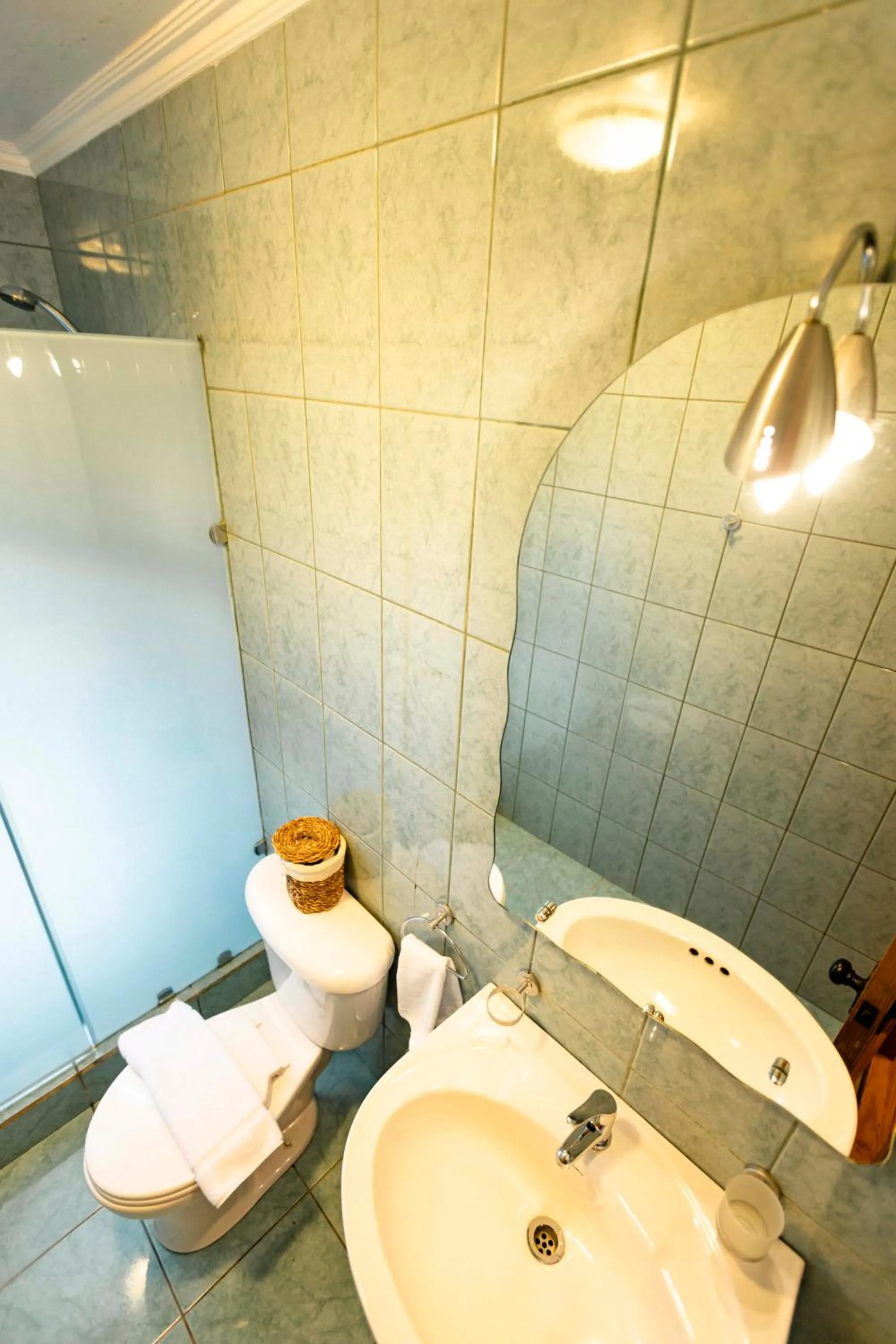 Bathroom in Green Baker Lodge