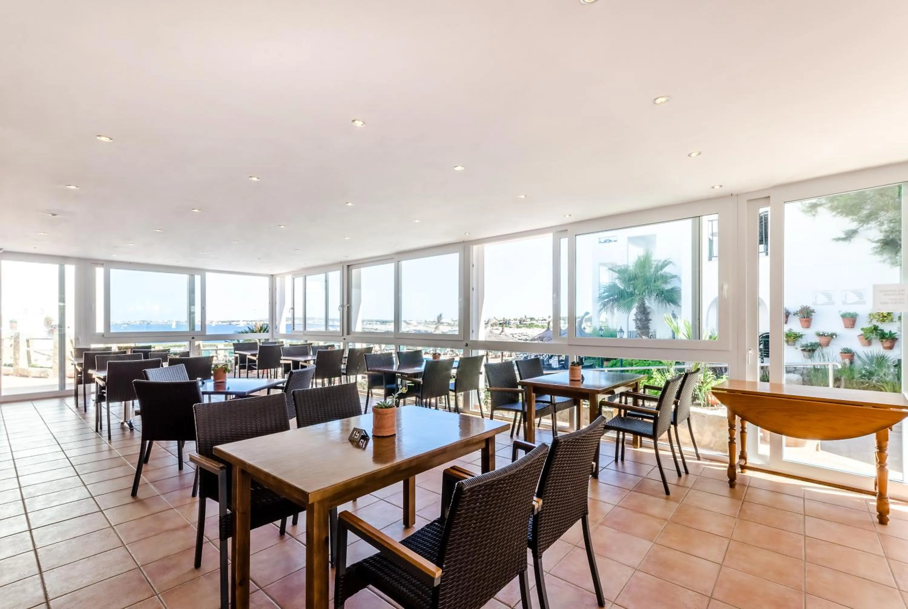 Restaurant/places to eat in Apartamentos Blancala