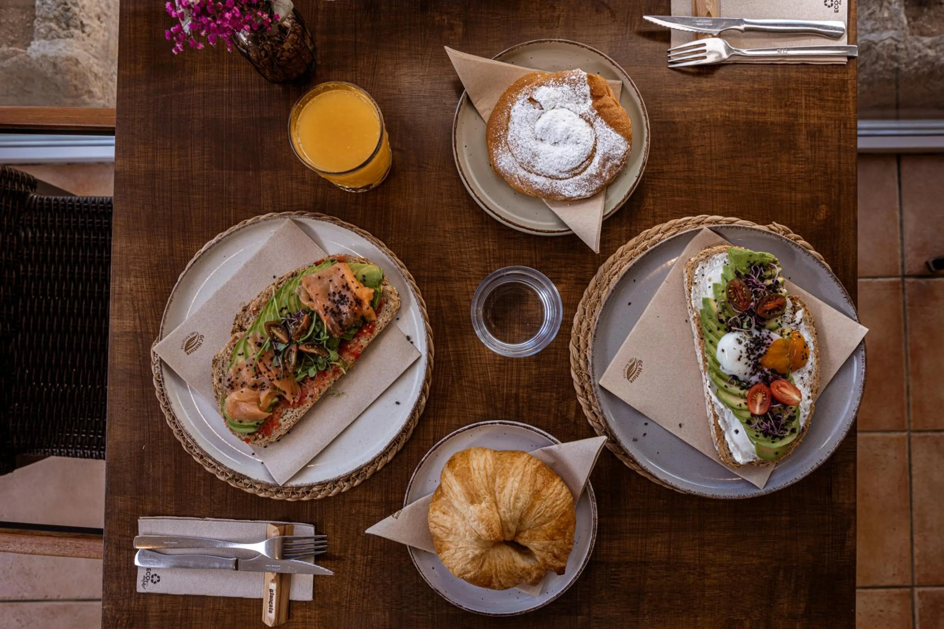 Restaurant/places to eat in Apartamentos Blancala