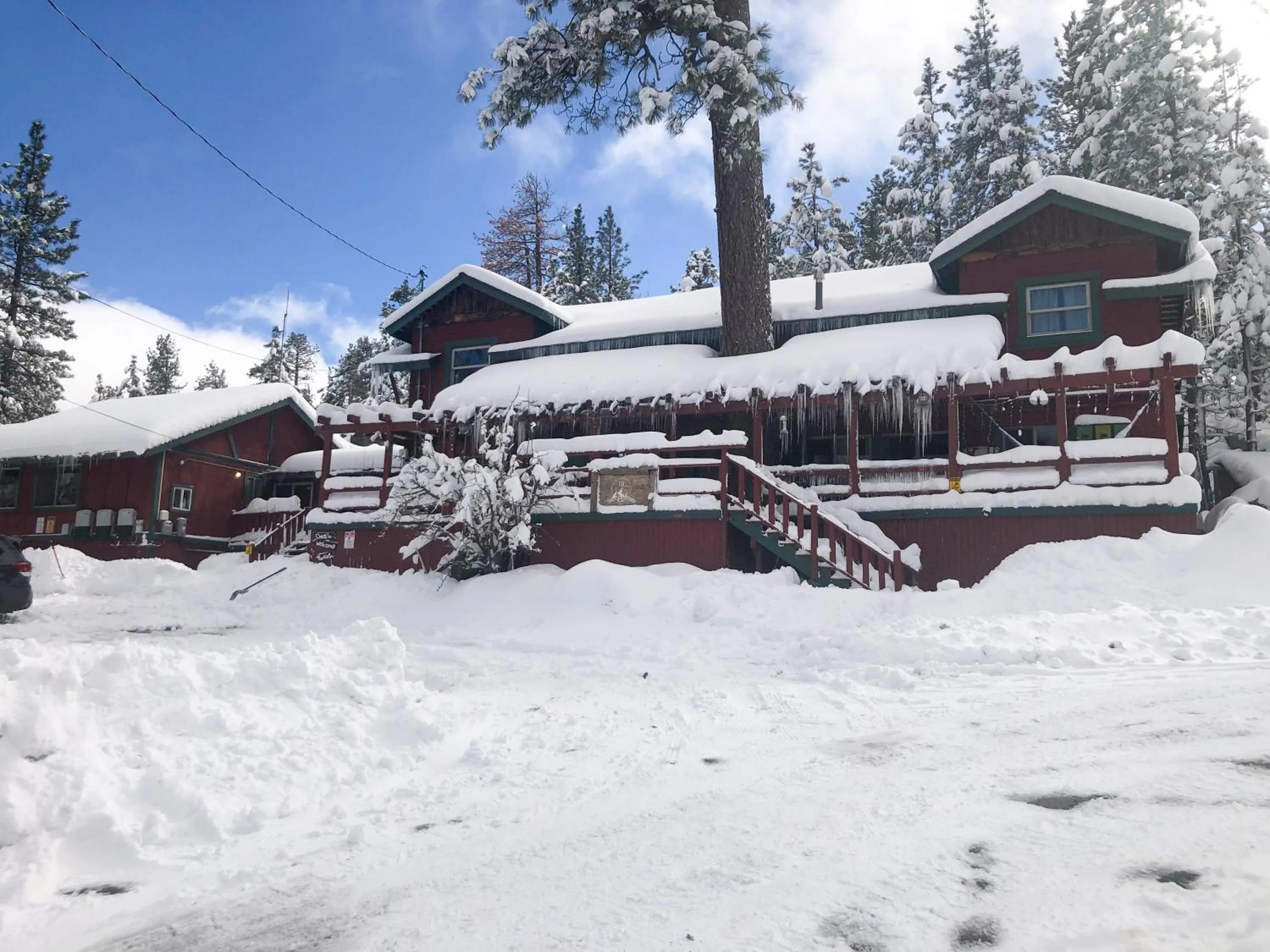 Property building in ITH Big Bear Lake Hostel & Lodge