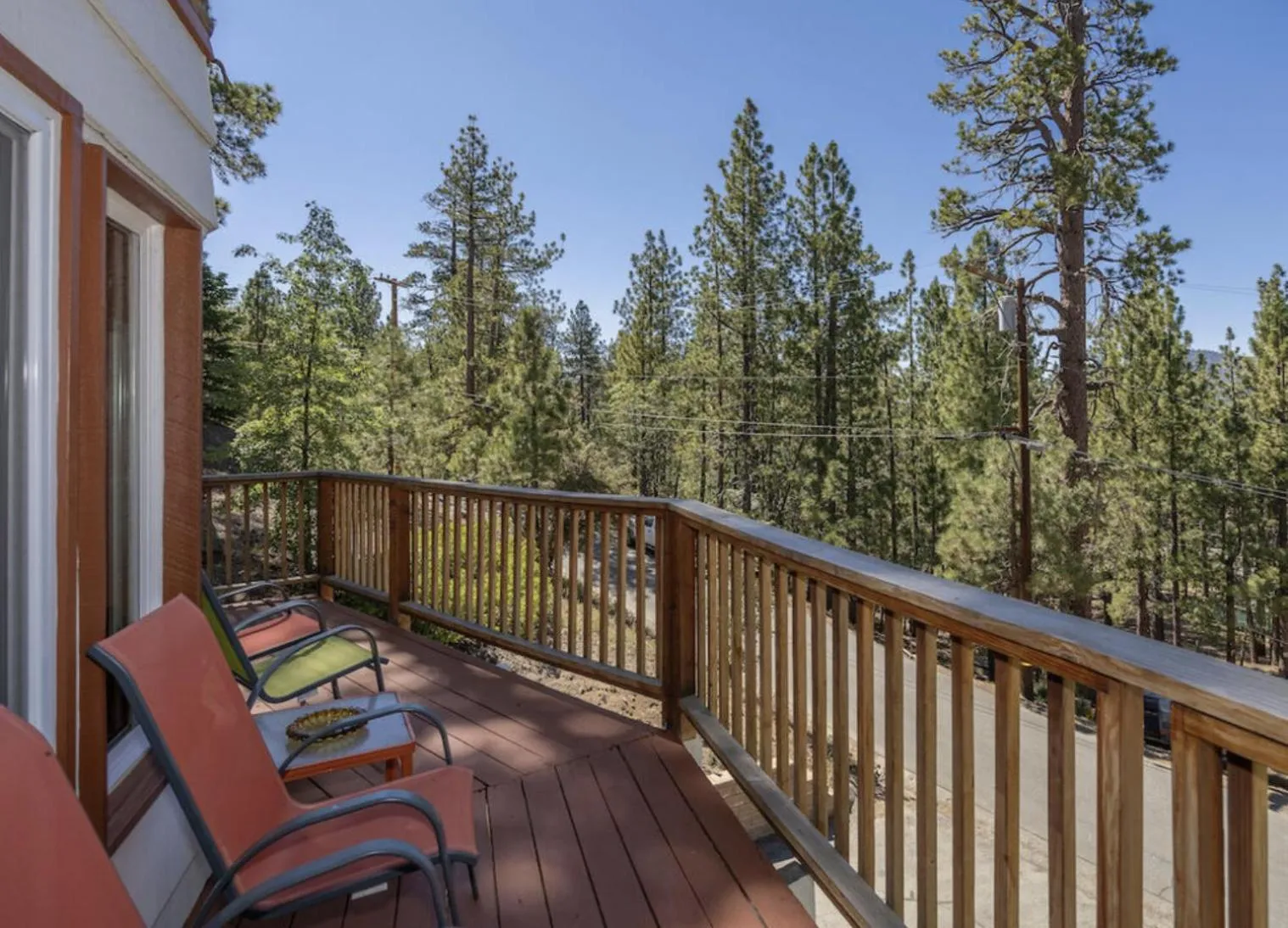 Patio in ITH Big Bear Lake Hostel & Lodge