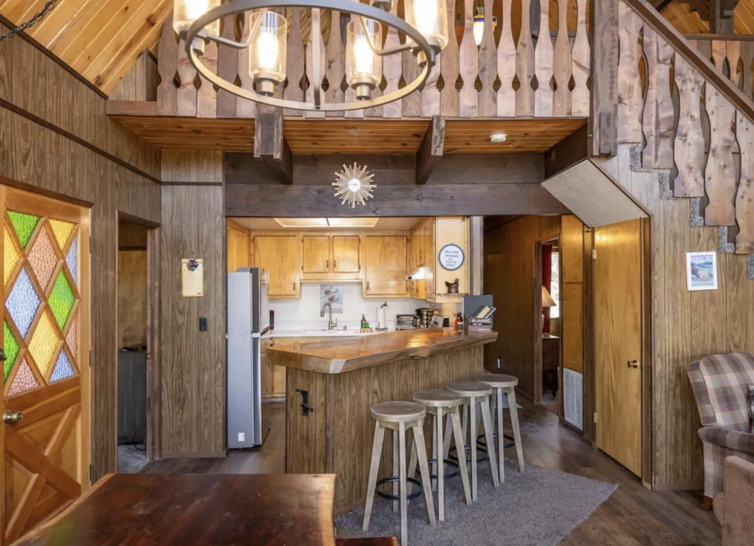 Communal lounge/ TV room in ITH Big Bear Lake Hostel & Lodge