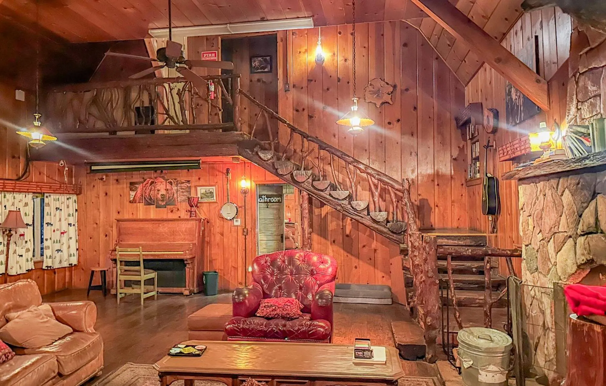 Communal lounge/ TV room in ITH Big Bear Lake Hostel & Lodge