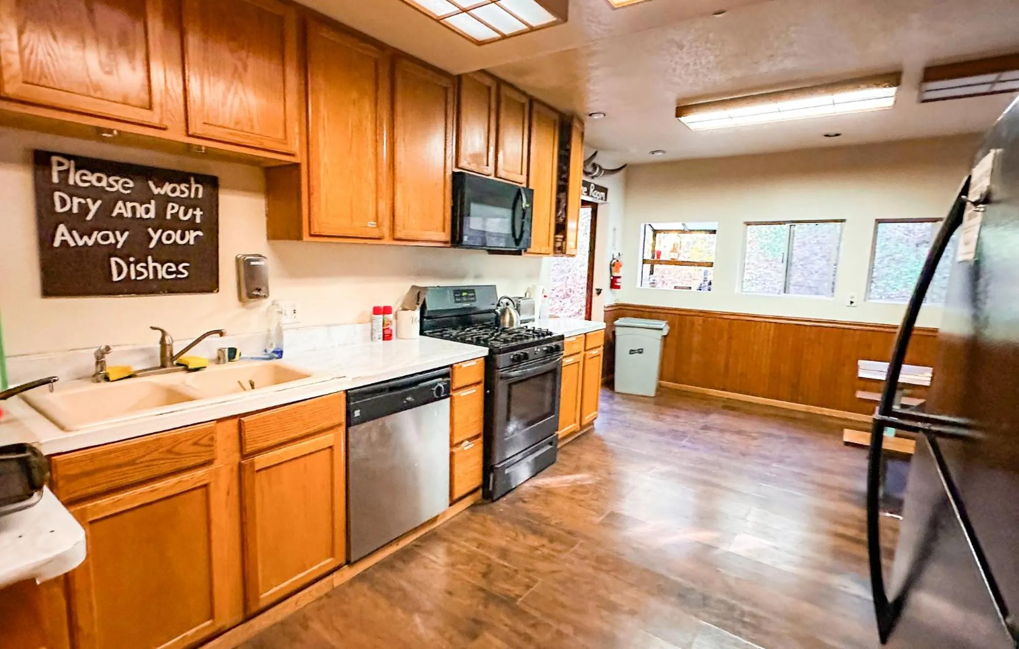 Communal kitchen in ITH Big Bear Lake Hostel & Lodge