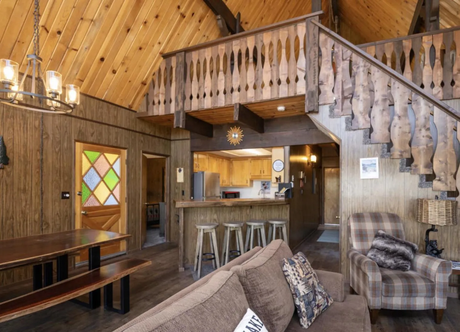 Communal lounge/ TV room in ITH Big Bear Lake Hostel & Lodge