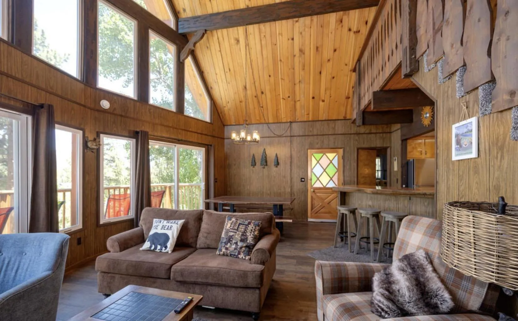 Communal lounge/ TV room in ITH Big Bear Lake Hostel & Lodge