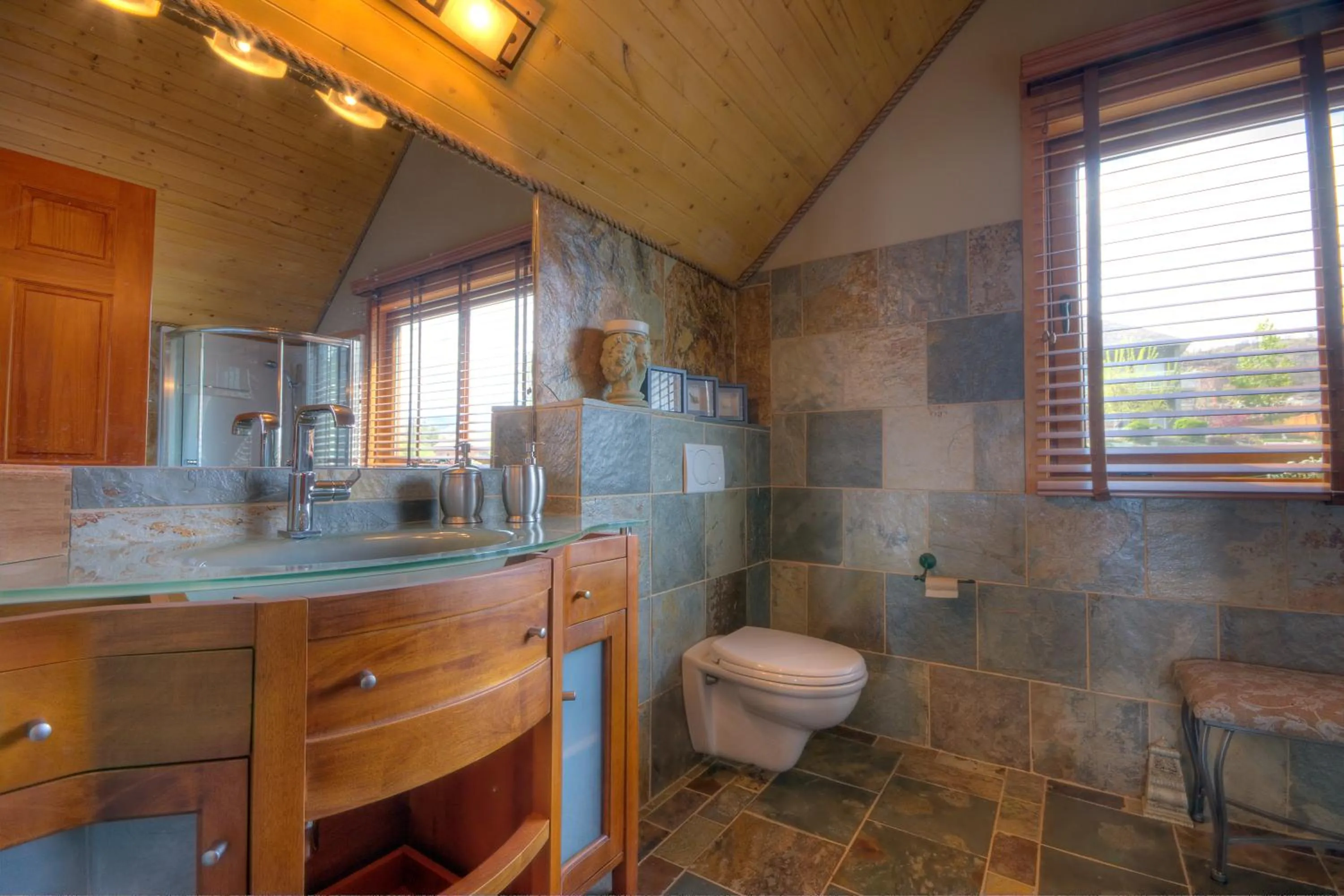 Bathroom in A Okanagan Lakeview Inn