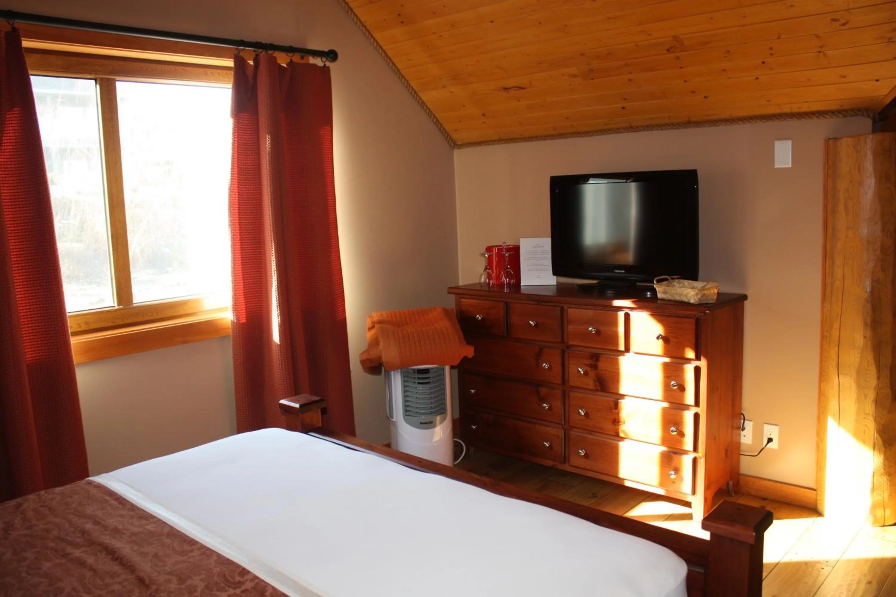 TV and multimedia, TV/Entertainment Center in A Okanagan Lakeview Inn