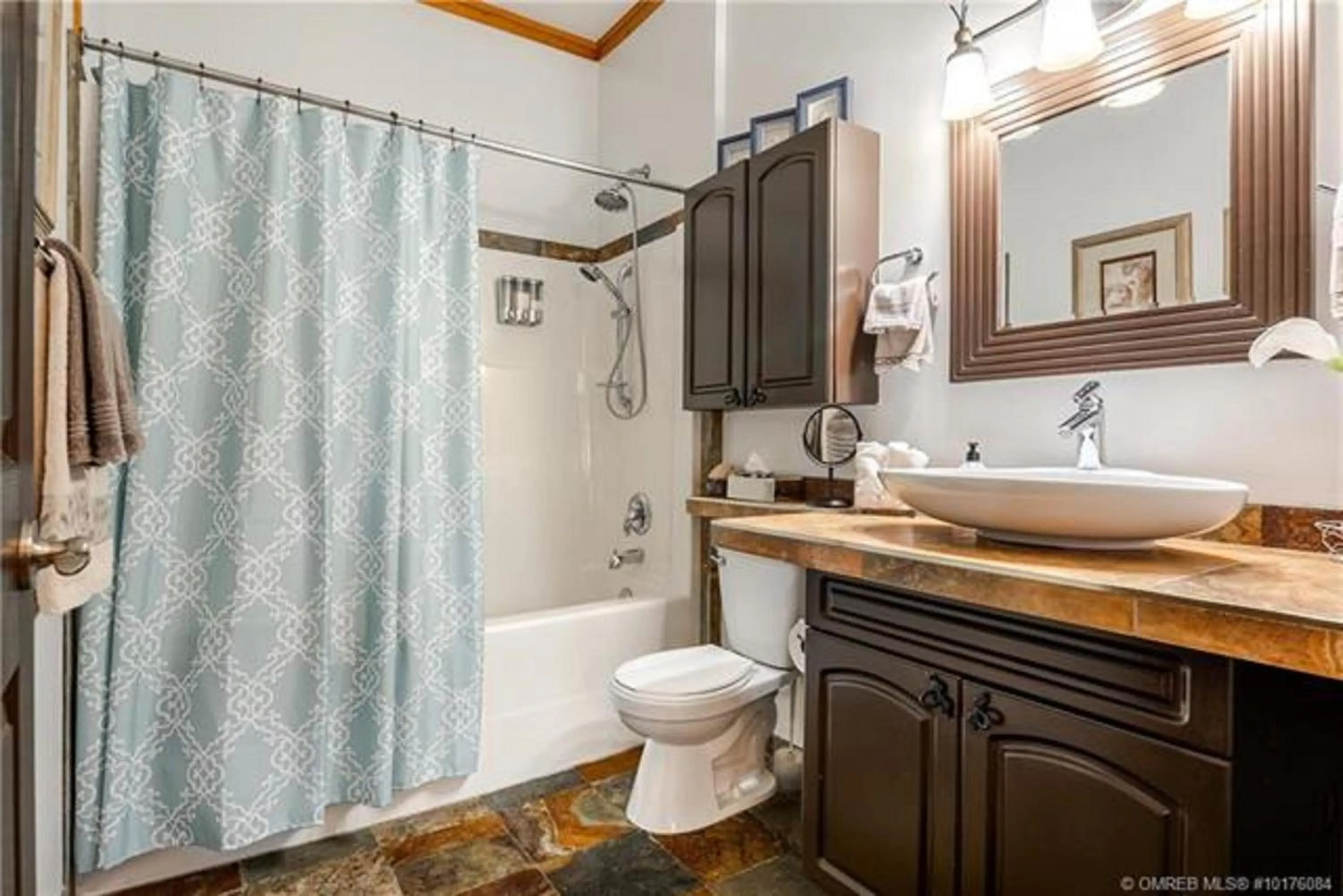 Bathroom in A Okanagan Lakeview Inn