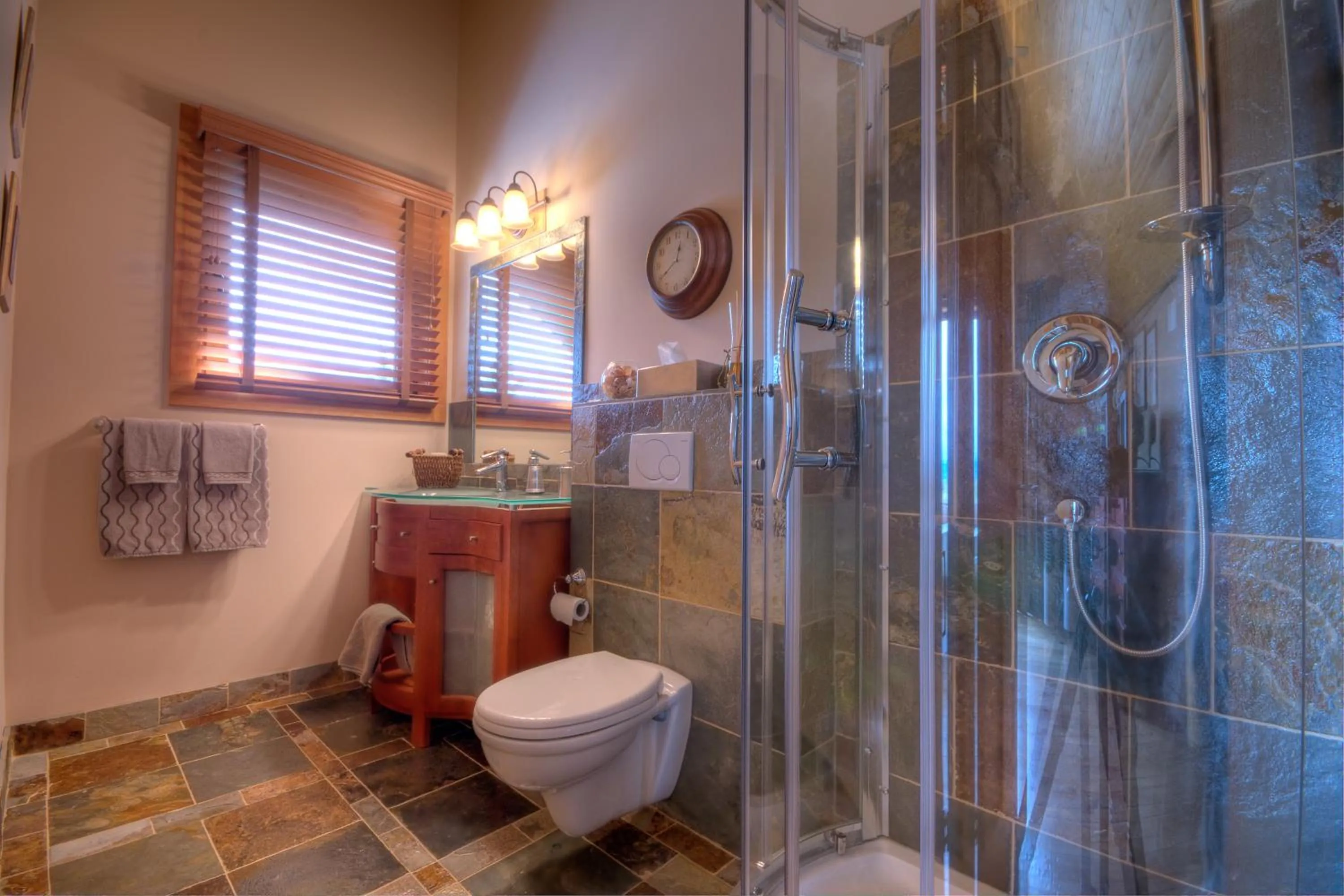 Bathroom in A Okanagan Lakeview Inn
