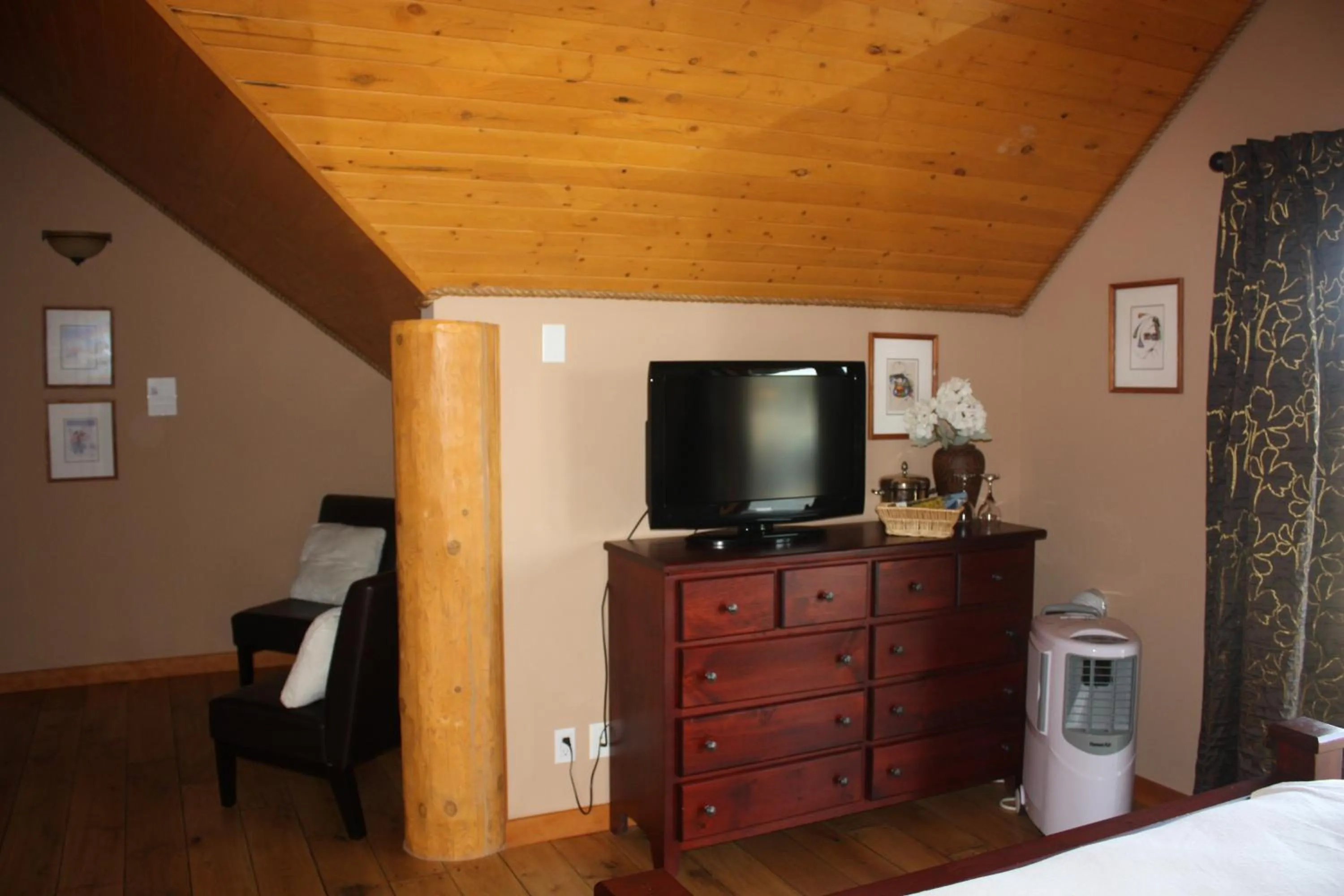 TV and multimedia, TV/Entertainment Center in A Okanagan Lakeview Inn