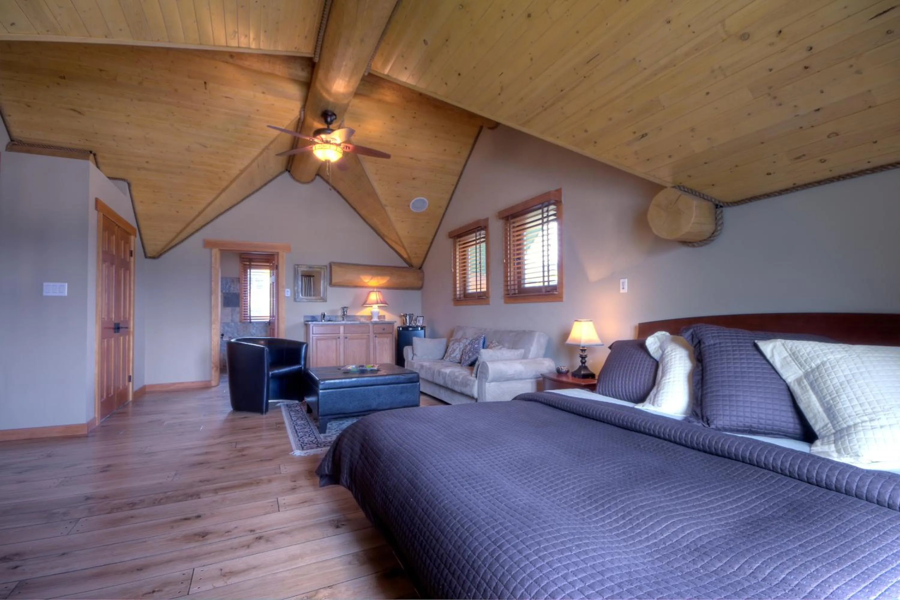 Photo of the whole room in A Okanagan Lakeview Inn