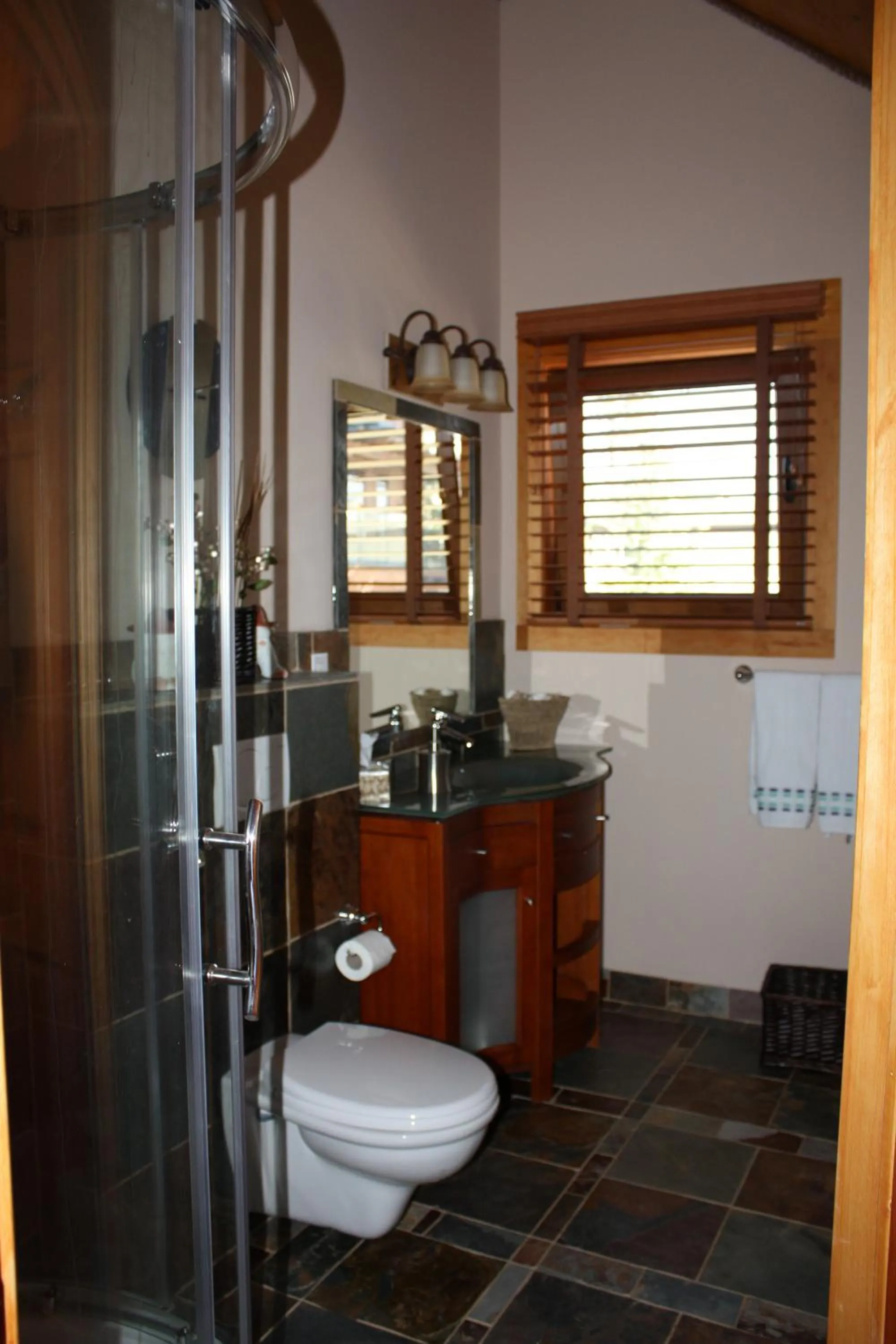 Bathroom in A Okanagan Lakeview Inn
