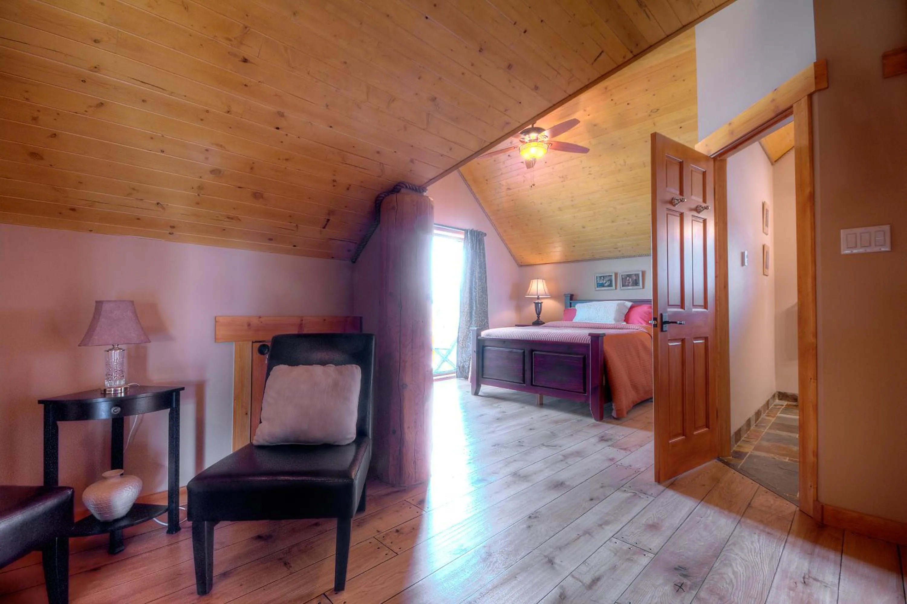 Photo of the whole room, Seating Area in A Okanagan Lakeview Inn