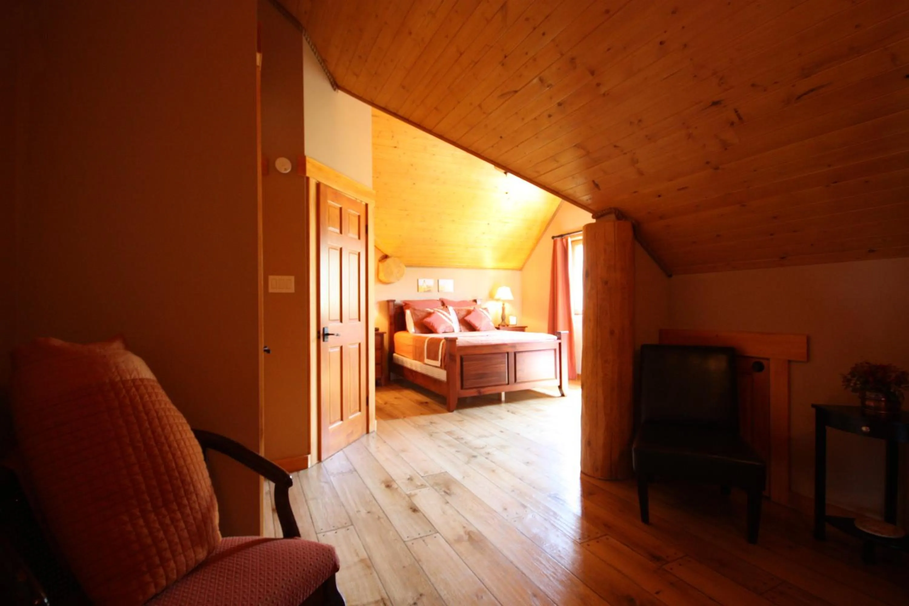 Photo of the whole room, Seating Area in A Okanagan Lakeview Inn