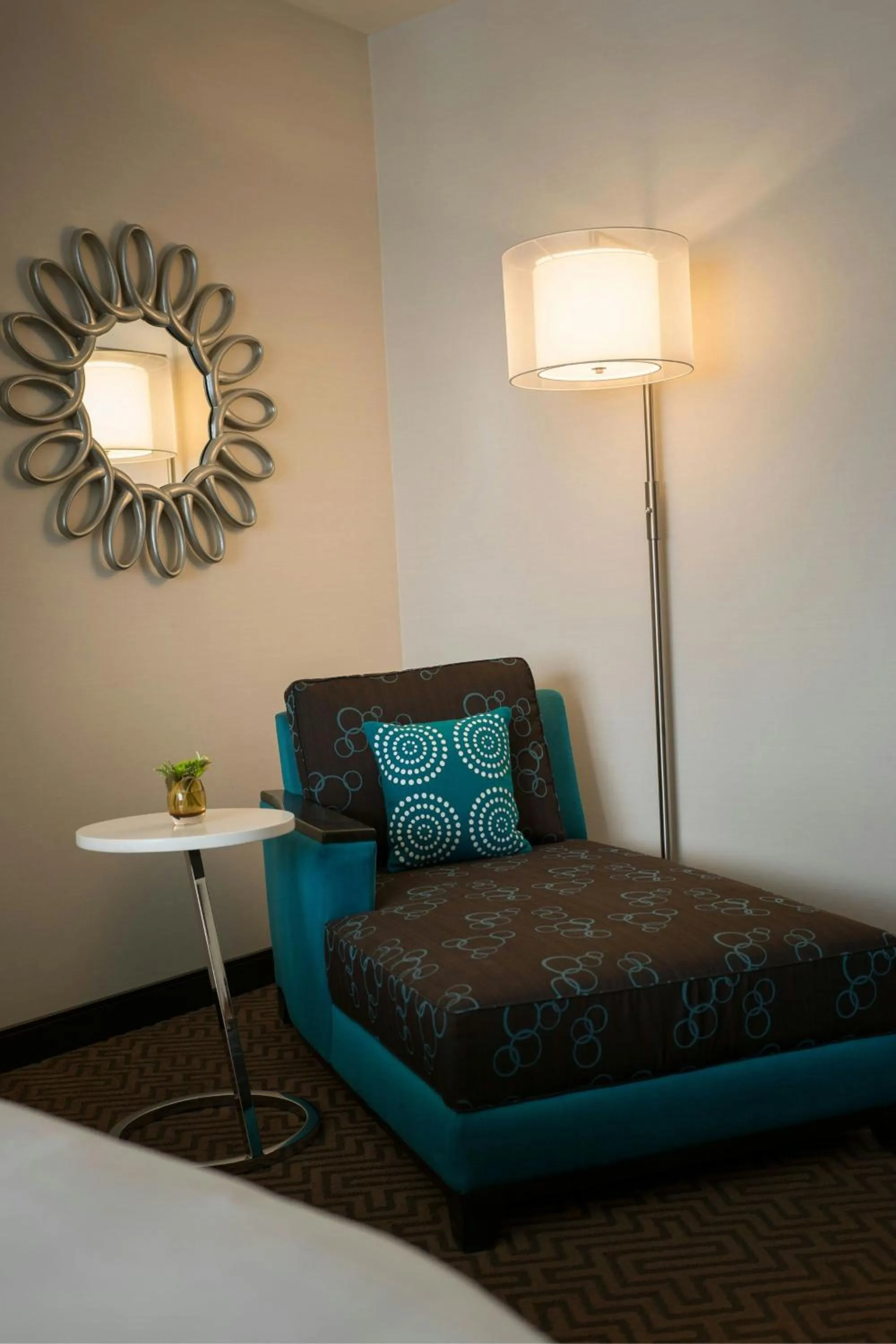 Lounge or bar, Bed in Renaissance Denver Downtown City Center Hotel