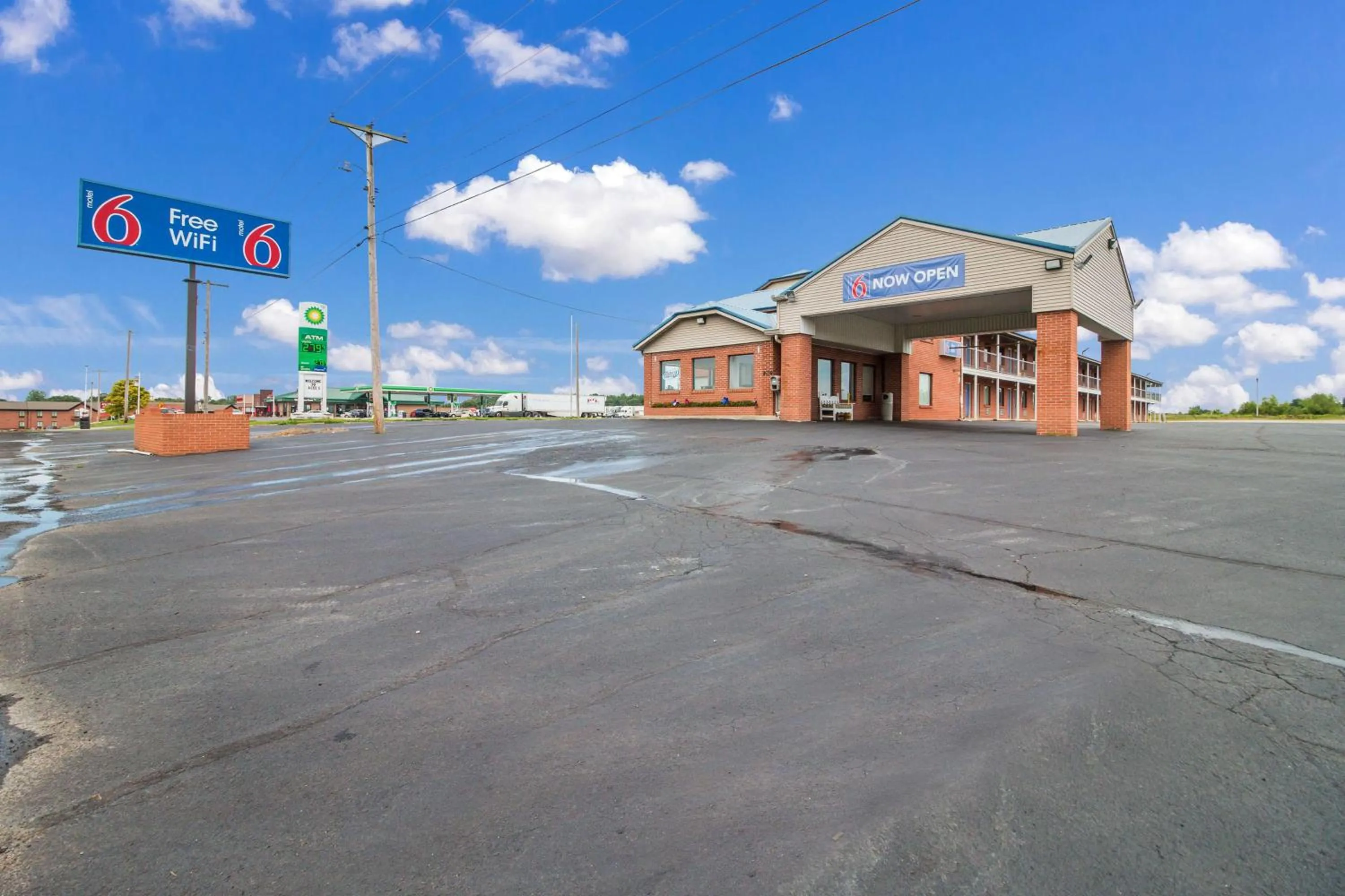 Property building in Motel 6-Metropolis, IL