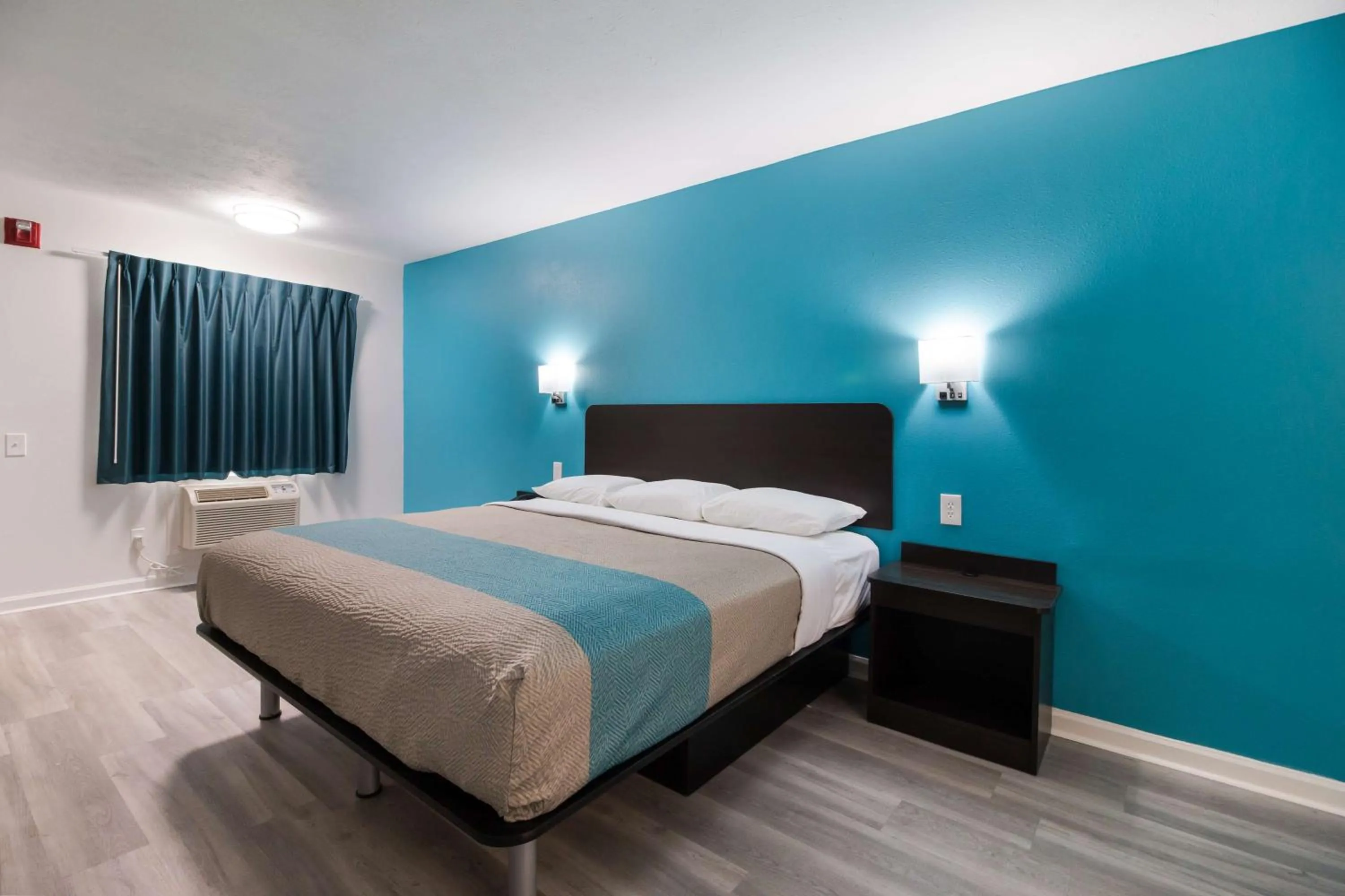 Photo of the whole room, Bed in Motel 6-Metropolis, IL