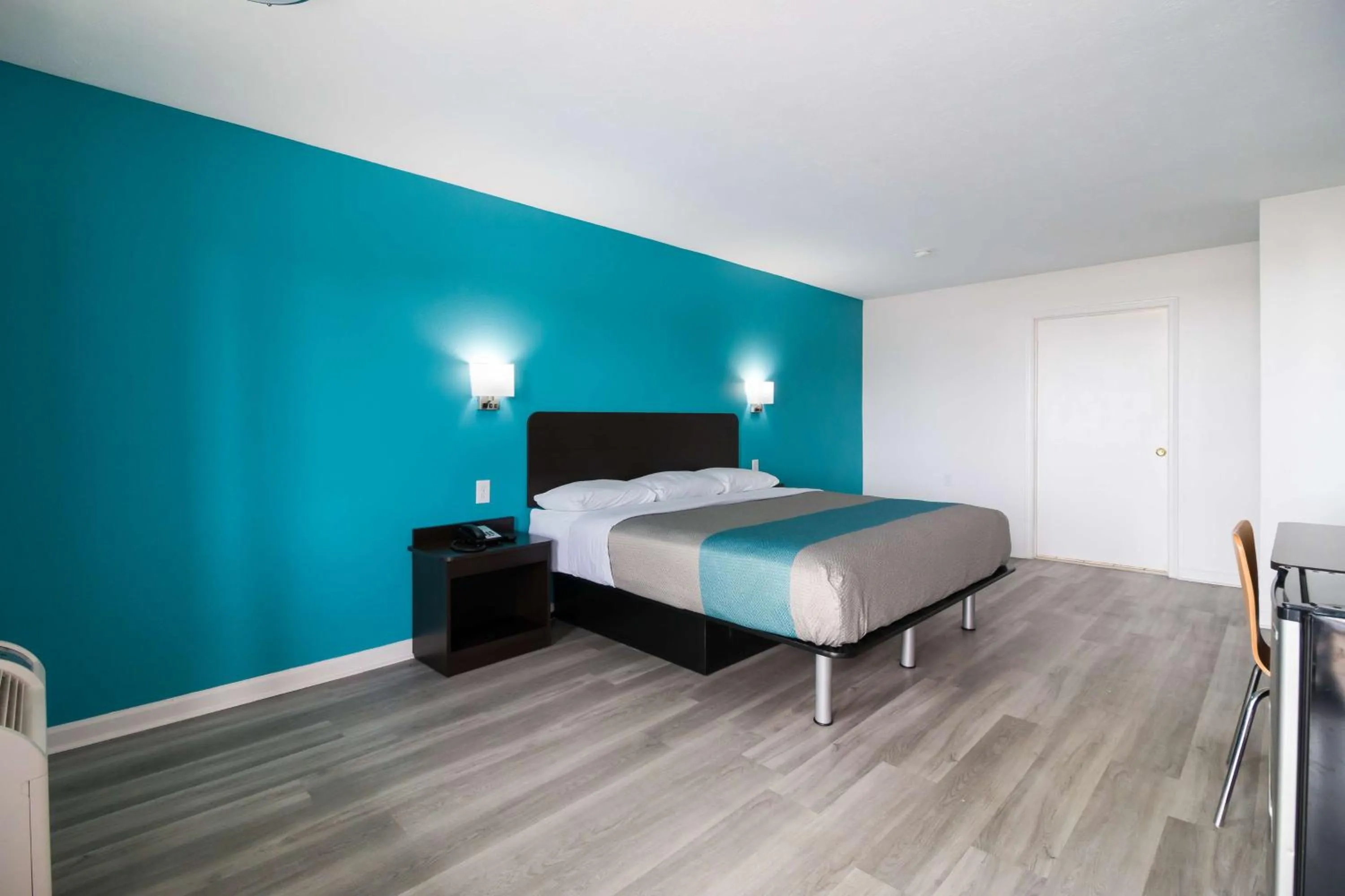 Photo of the whole room, Bed in Motel 6-Metropolis, IL