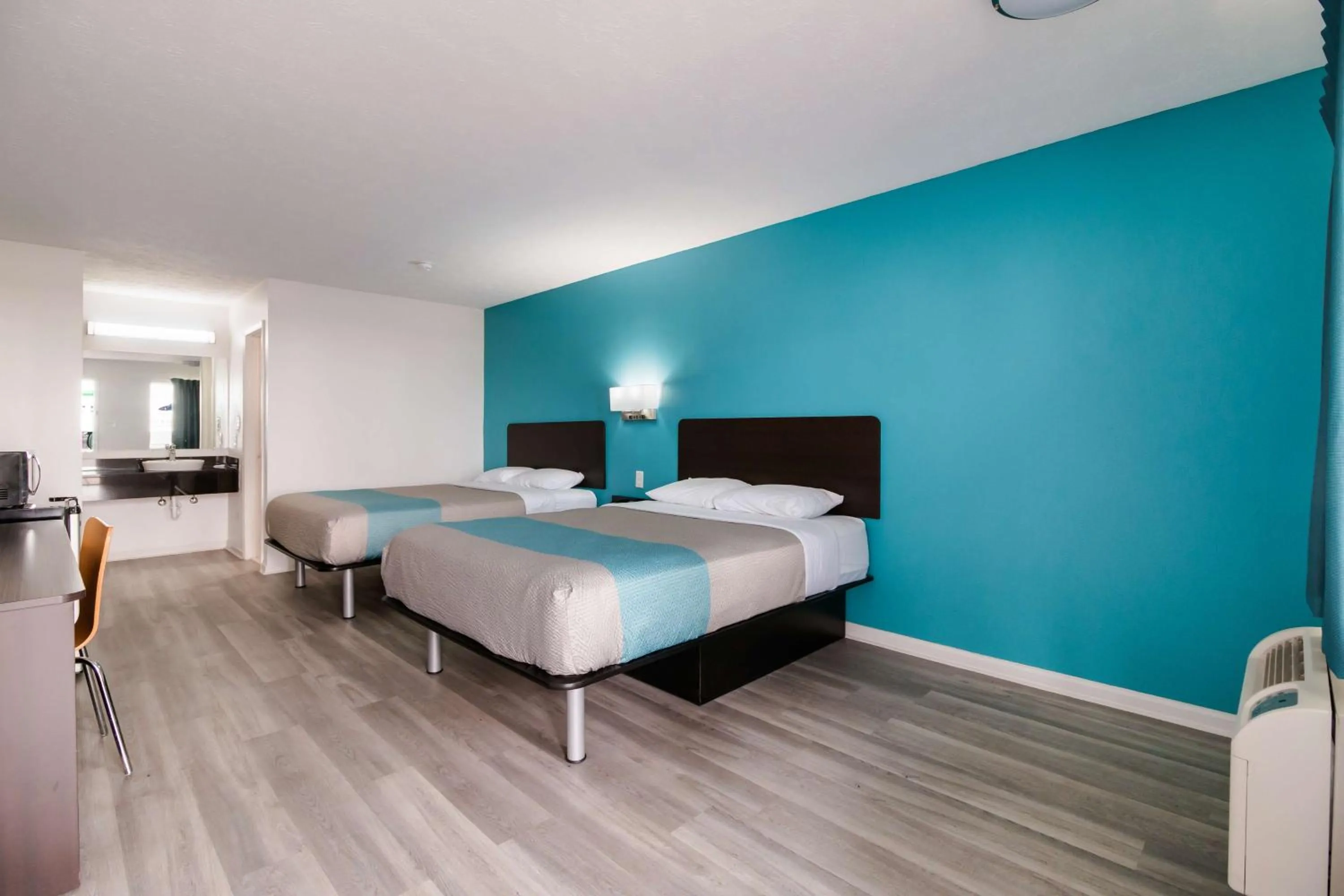 Photo of the whole room, Bed in Motel 6-Metropolis, IL