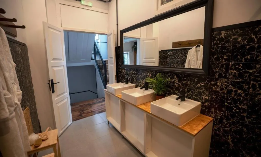 Bathroom in Inn Door 21 - Hostel & Suite
