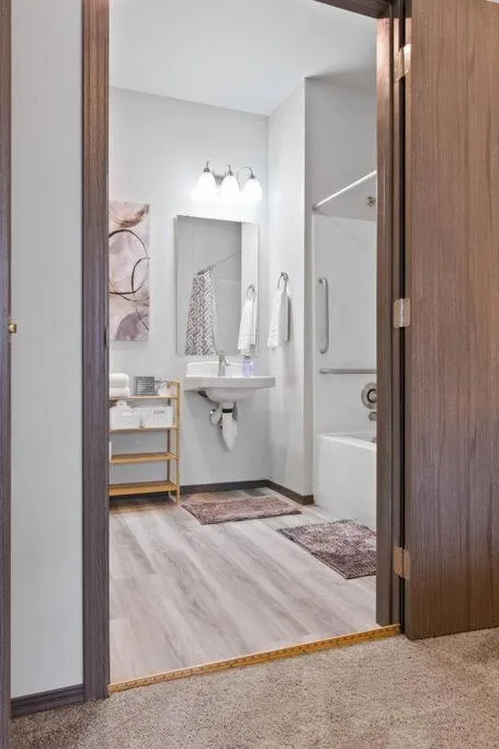 Full ADA Unit - 2 Bed 2 Bath Unit Near Downtown