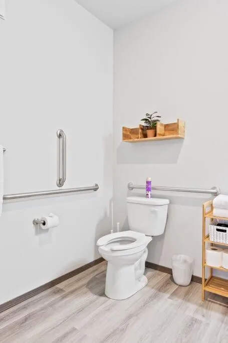 Full ADA Unit - 2 Bed 2 Bath Unit Near Downtown