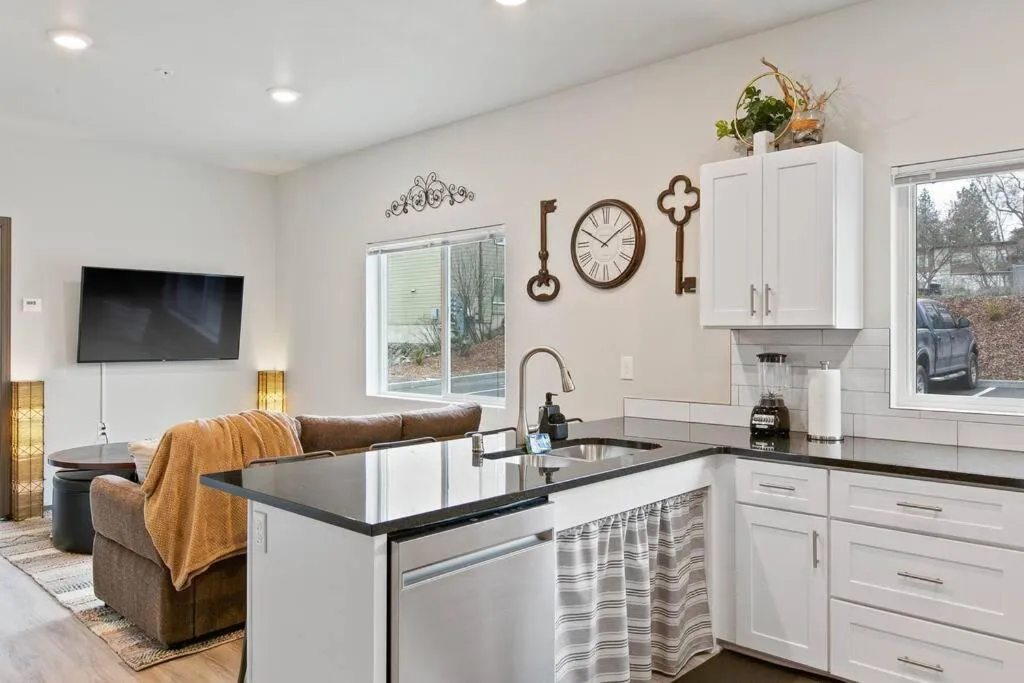 Full ADA Unit - 2 Bed 2 Bath Unit Near Downtown