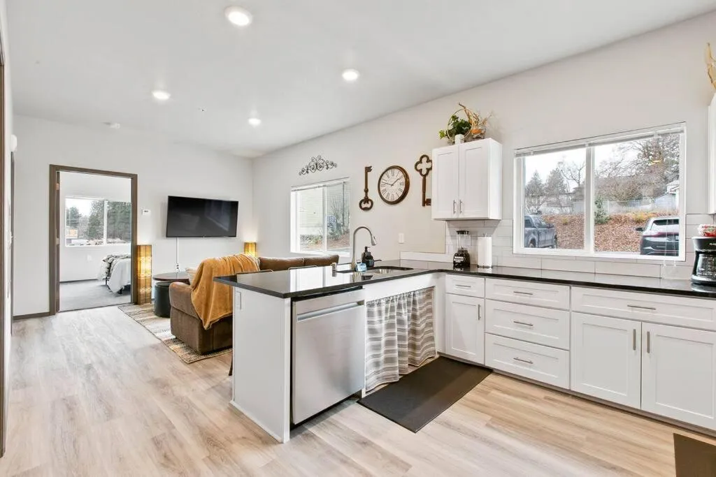 Full ADA Unit - 2 Bed 2 Bath Unit Near Downtown