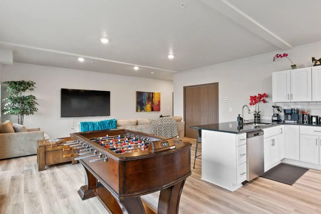 HUGE-Fun-Trendy Apt by Perry District & Downtown