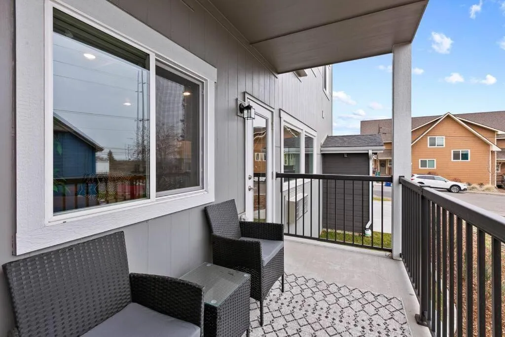 HUGE-Fun-Trendy Apt by Perry District & Downtown