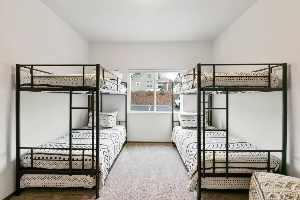 Bed in HUGE-Fun-Trendy Apt by Perry District & Downtown