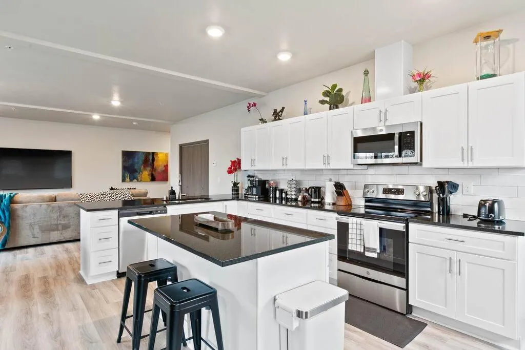 HUGE-Fun-Trendy Apt by Perry District & Downtown