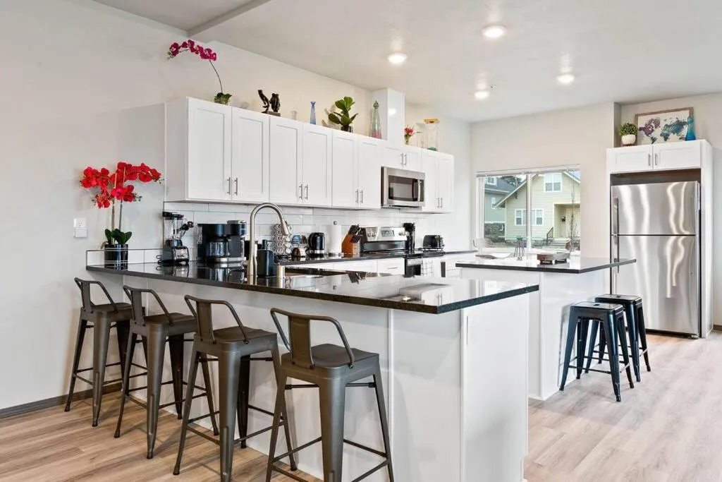 HUGE-Fun-Trendy Apt by Perry District & Downtown