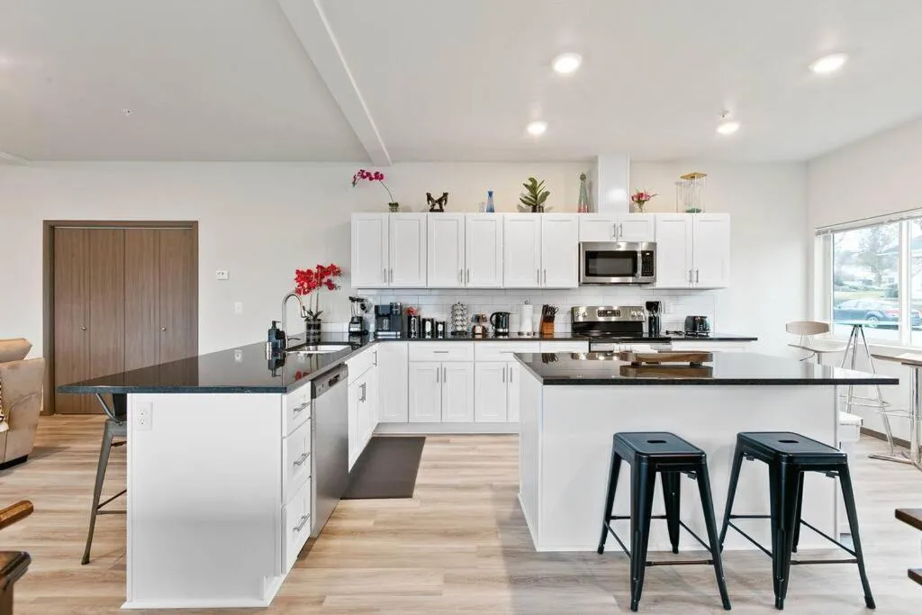 HUGE-Fun-Trendy Apt by Perry District & Downtown