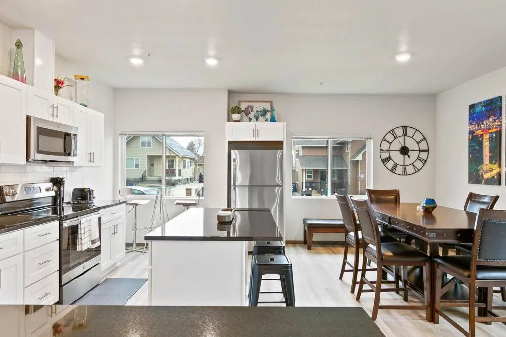 HUGE-Fun-Trendy Apt by Perry District & Downtown