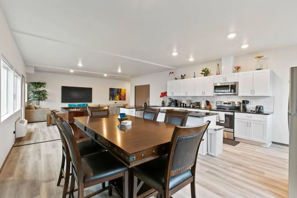 HUGE-Fun-Trendy Apt by Perry District & Downtown