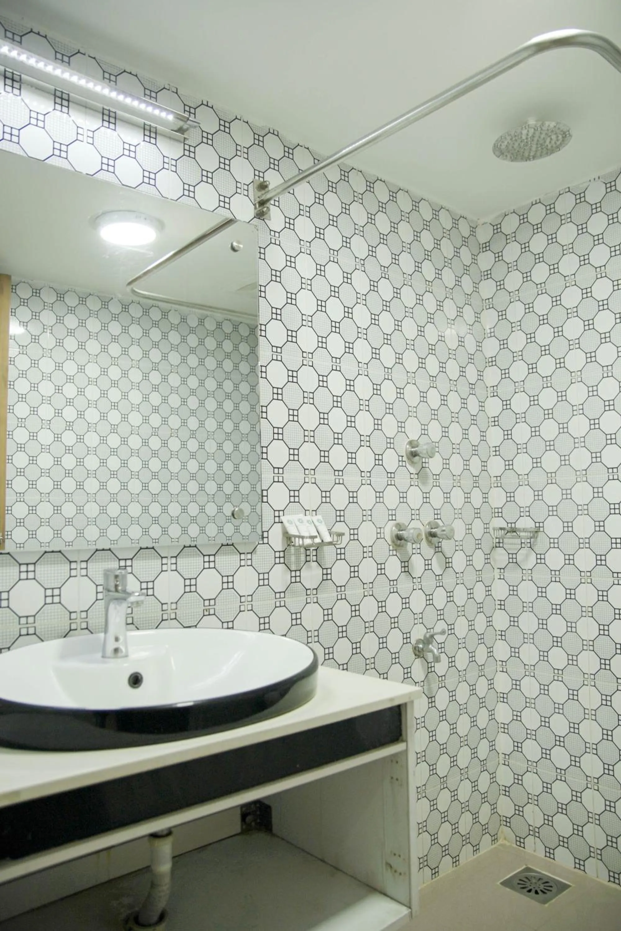 Shower in Hotel Shuktara Dhaka