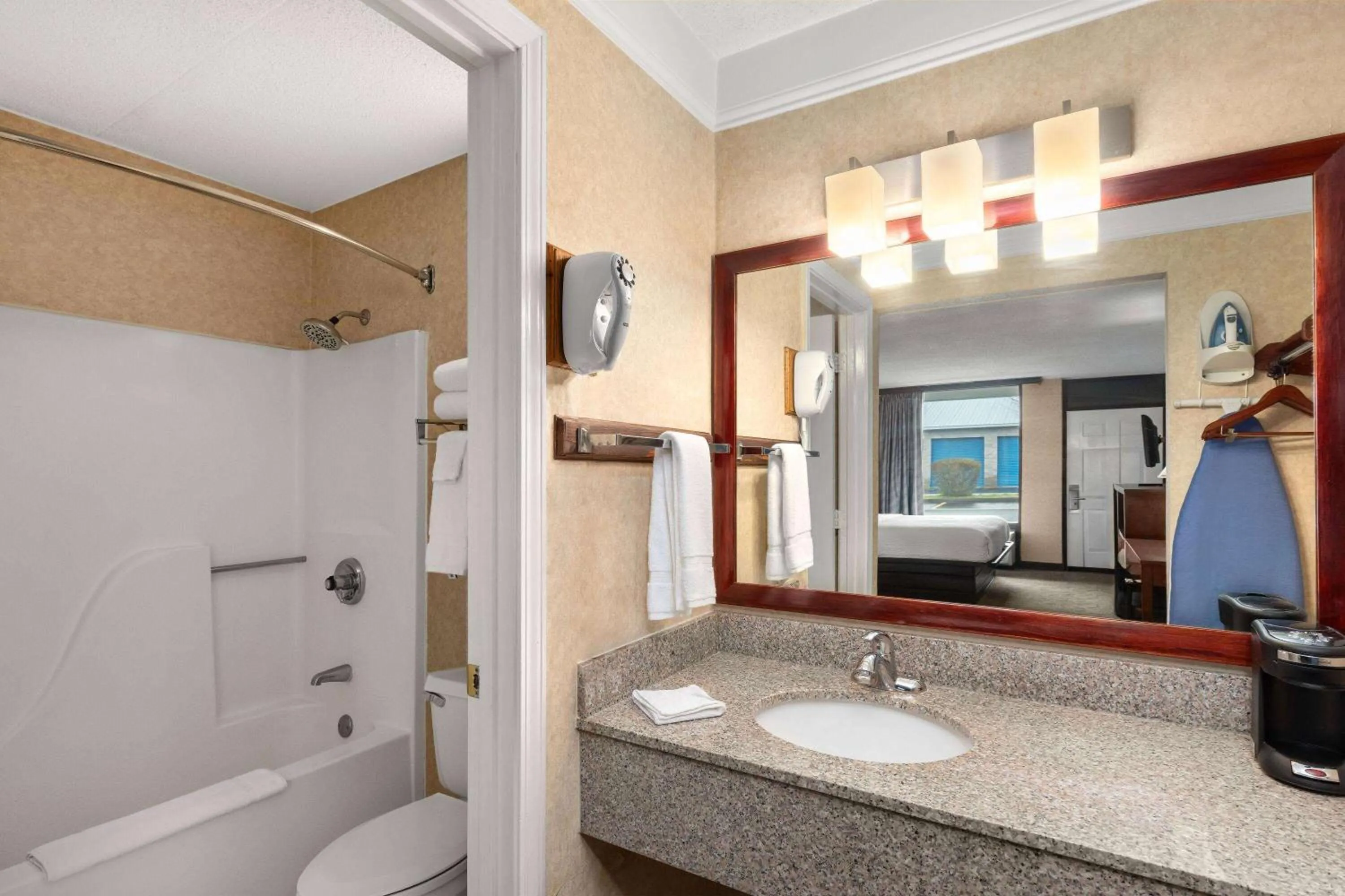 TV and multimedia in Days Inn by Wyndham Columbia Kentucky