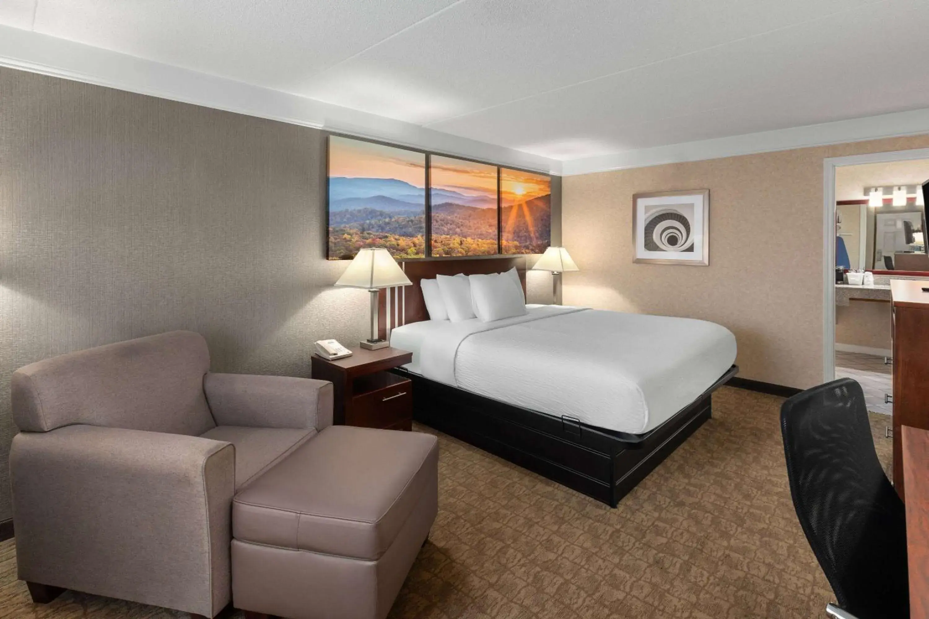 Photo of the whole room, Bed in Days Inn by Wyndham Columbia Kentucky Photo of the whole room, Bed in Days Inn by Wyndham Columbia Kentucky