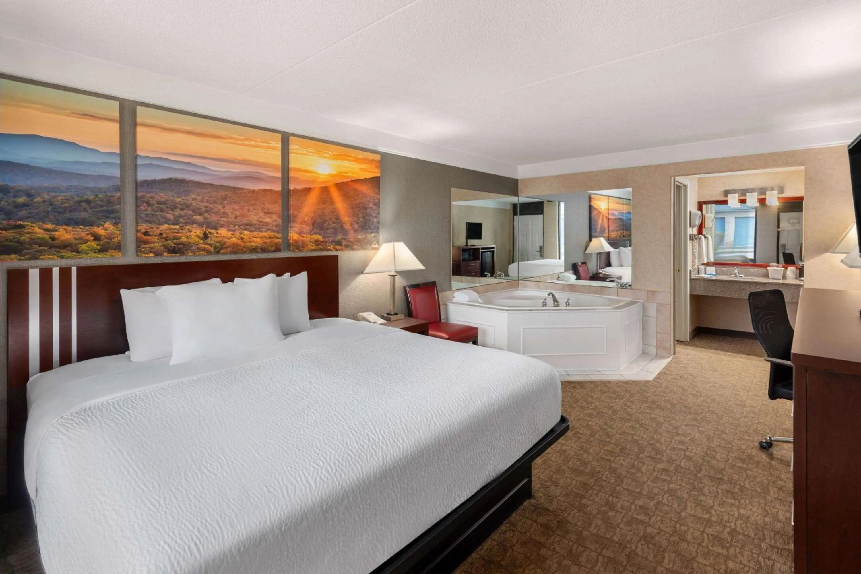 Hot Tub, Bed in Days Inn by Wyndham Columbia Kentucky