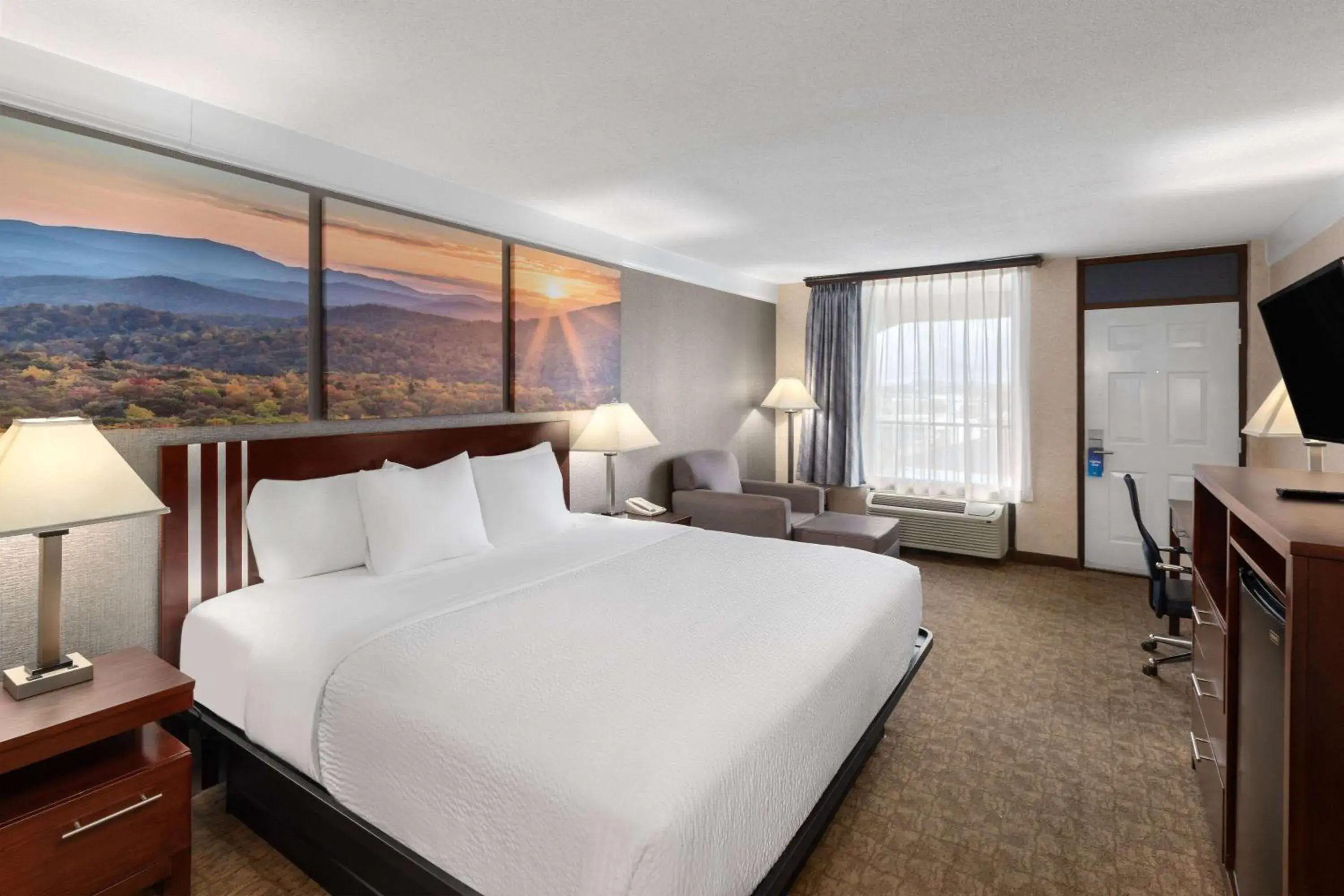 Photo of the whole room, Bed in Days Inn by Wyndham Columbia Kentucky Photo of the whole room, Bed in Days Inn by Wyndham Columbia Kentucky