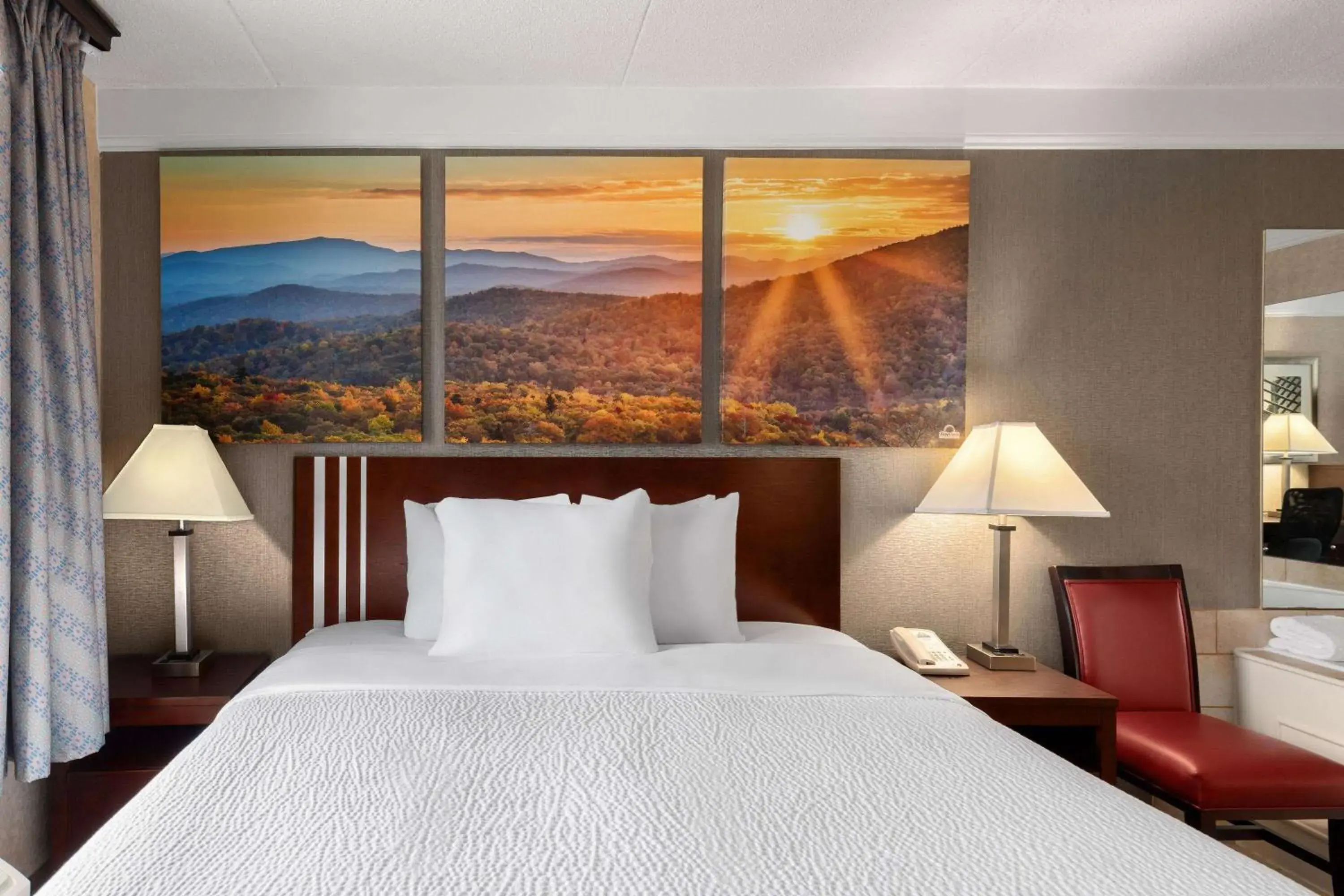 Hot Tub, Bed in Days Inn by Wyndham Columbia Kentucky Hot Tub, Bed in Days Inn by Wyndham Columbia Kentucky