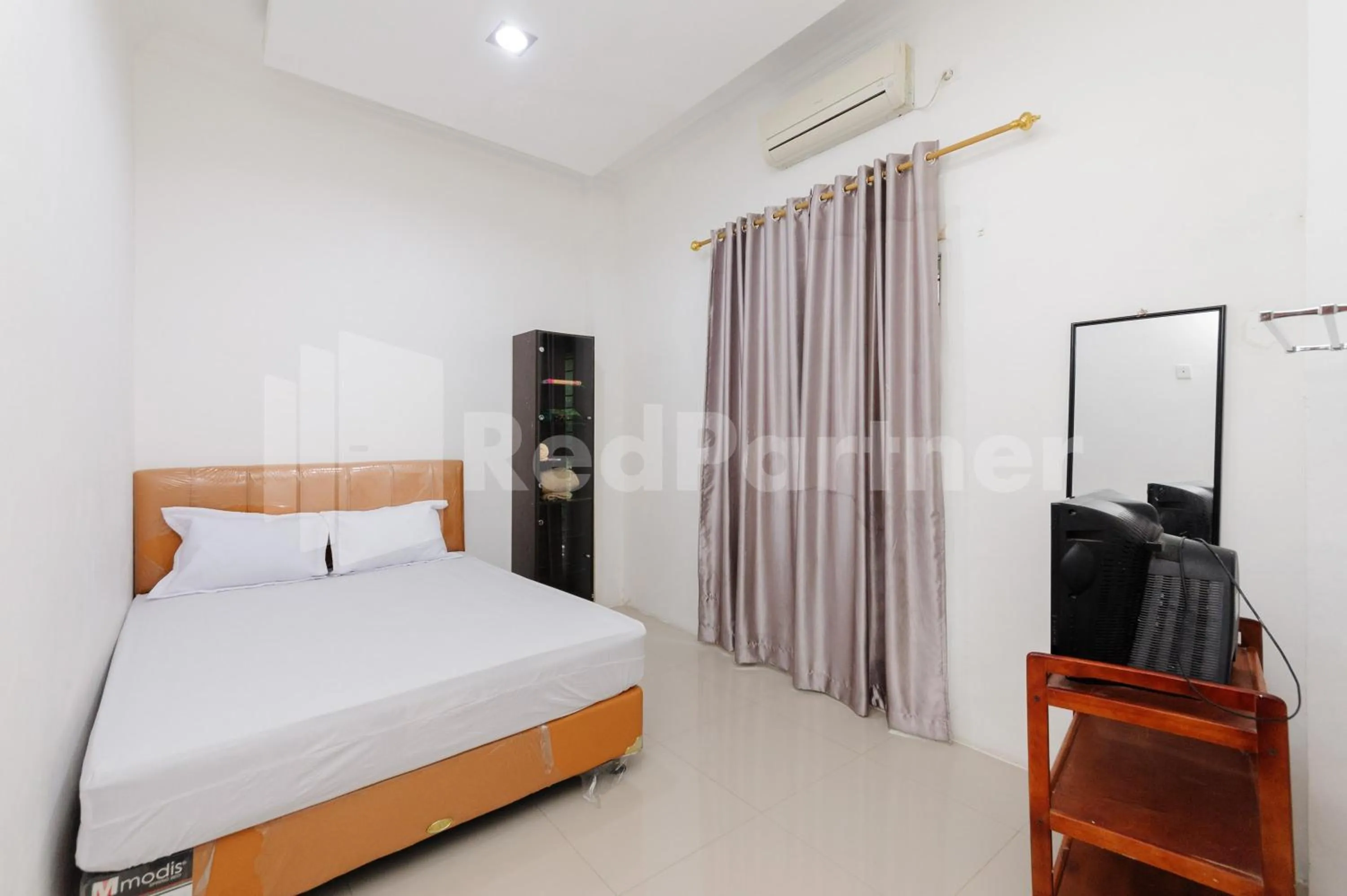 Bed in RedDoorz at Wisma Nabila Syariah near Masjid Raya Baiturrahman Banda Aceh