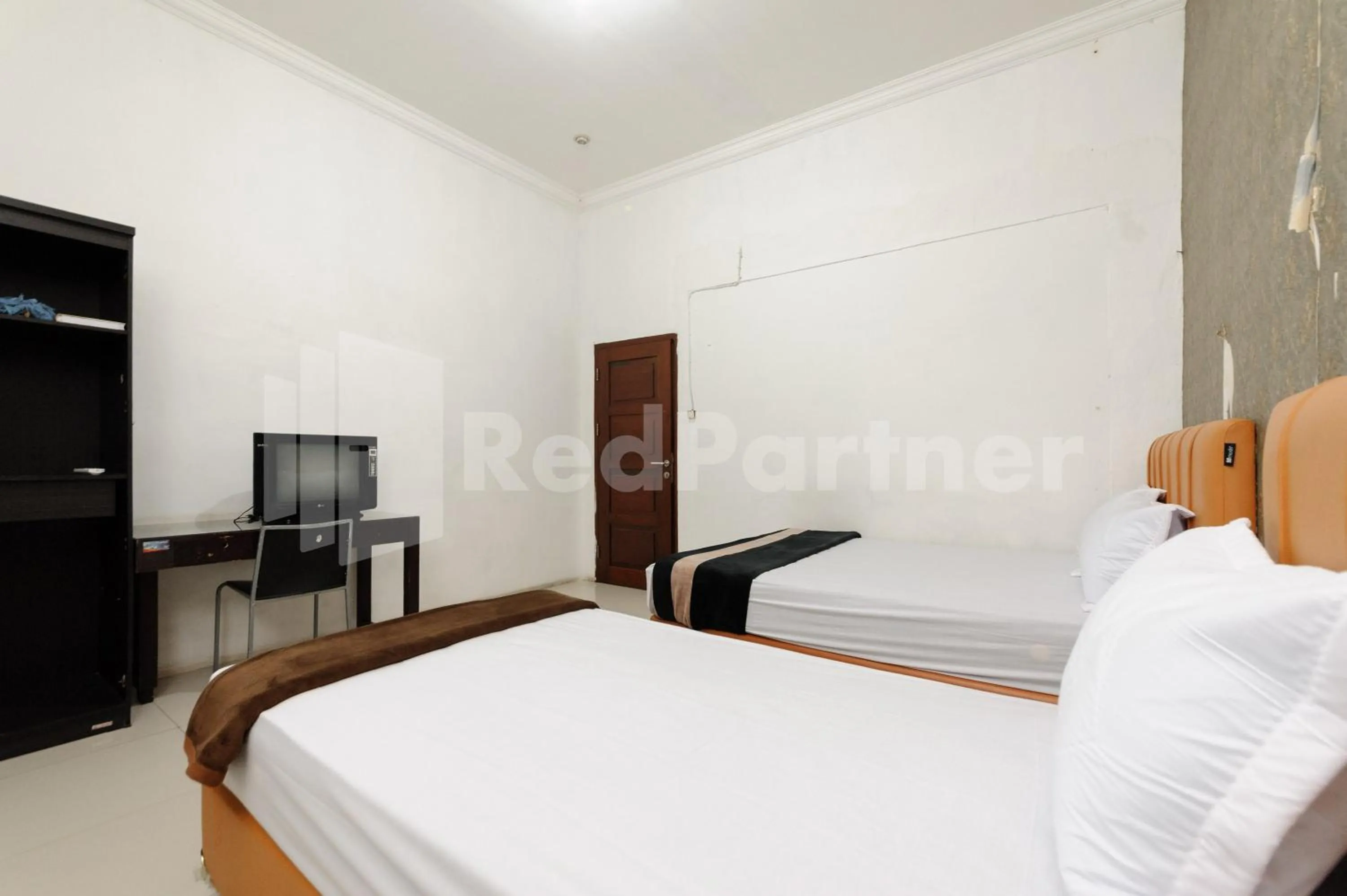 Bed in RedDoorz at Wisma Nabila Syariah near Masjid Raya Baiturrahman Banda Aceh