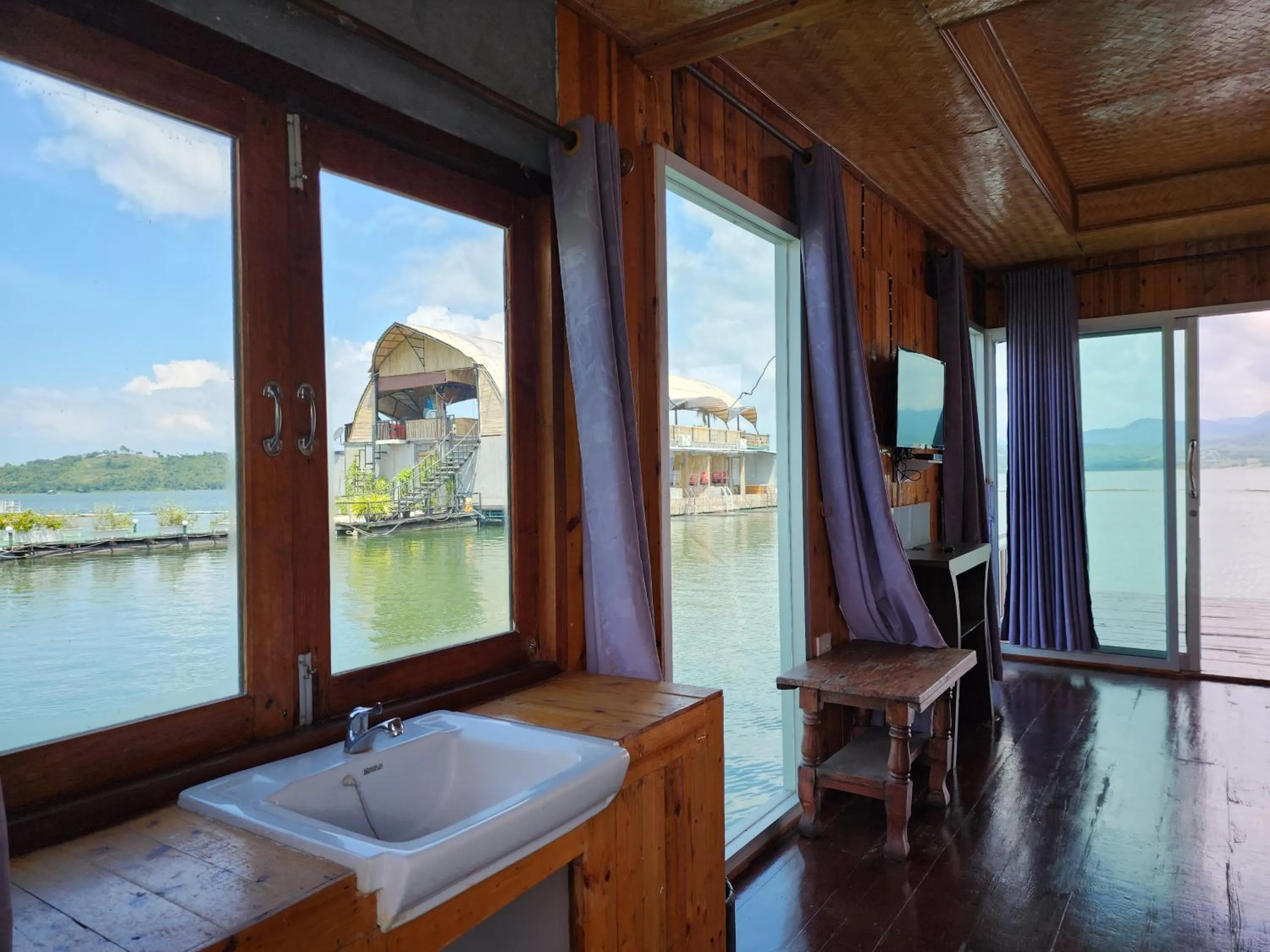 Bathroom, Bed in บ้านไร่ วรรณ วาลย์ รีสอร์ท