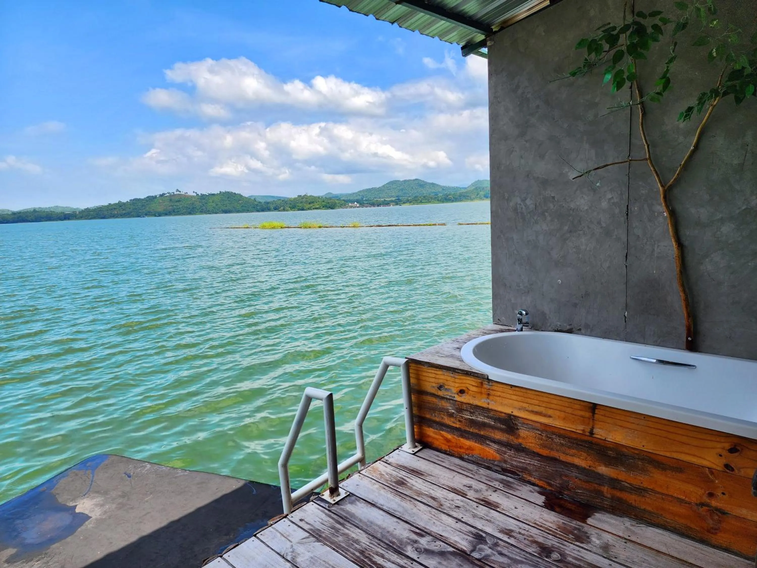 Lake view in บ้านไร่ วรรณ วาลย์ รีสอร์ท