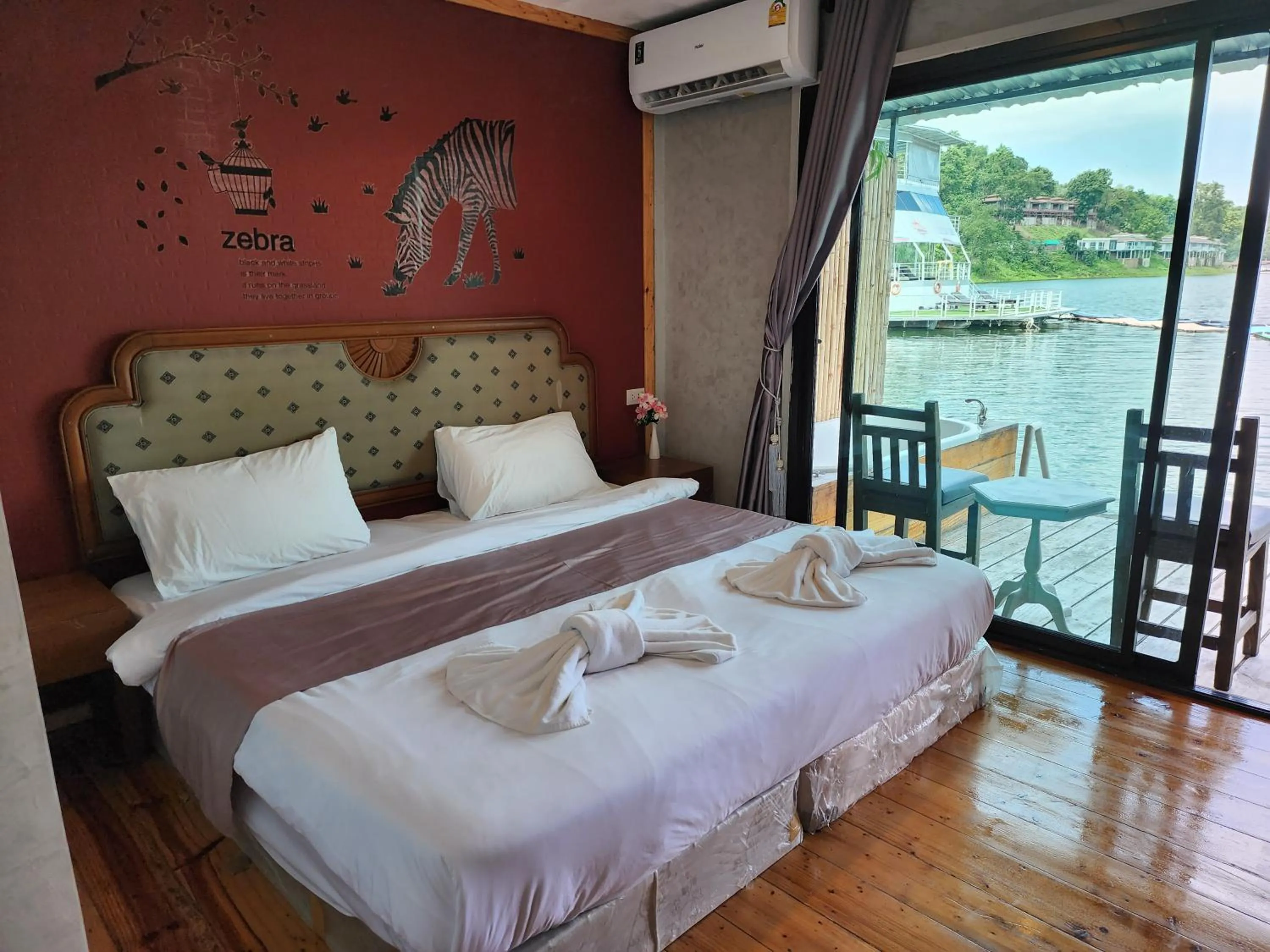 Photo of the whole room, Bed in บ้านไร่ วรรณ วาลย์ รีสอร์ท
