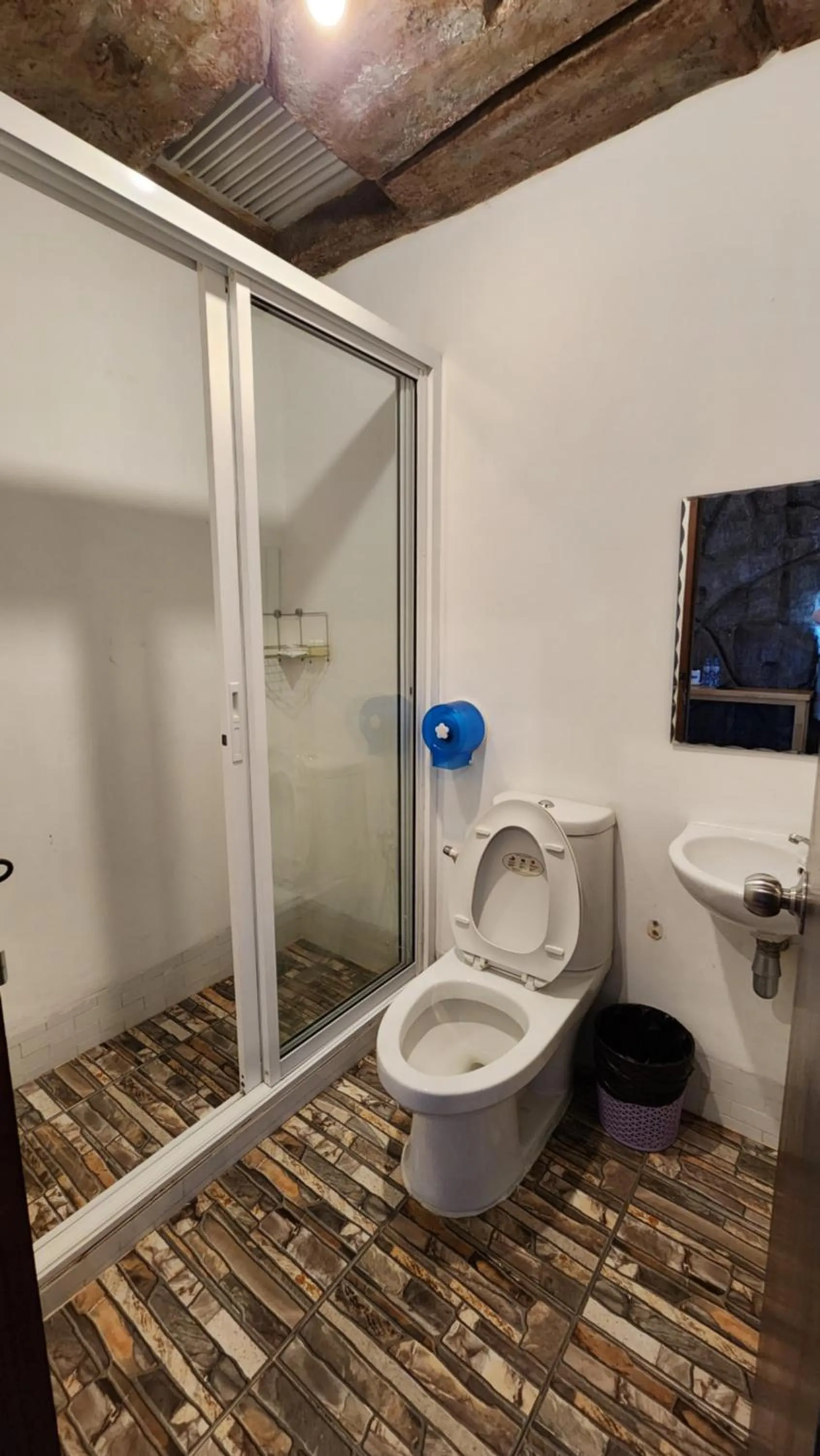 Bathroom in บ้านไร่ วรรณ วาลย์ รีสอร์ท